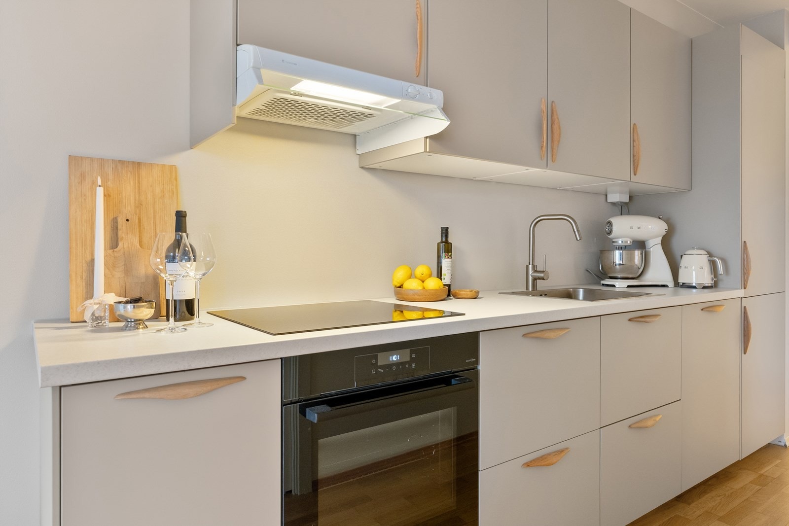 Pent kjøkken fra 2025 med integrerte hvitevarer. Galleribilde