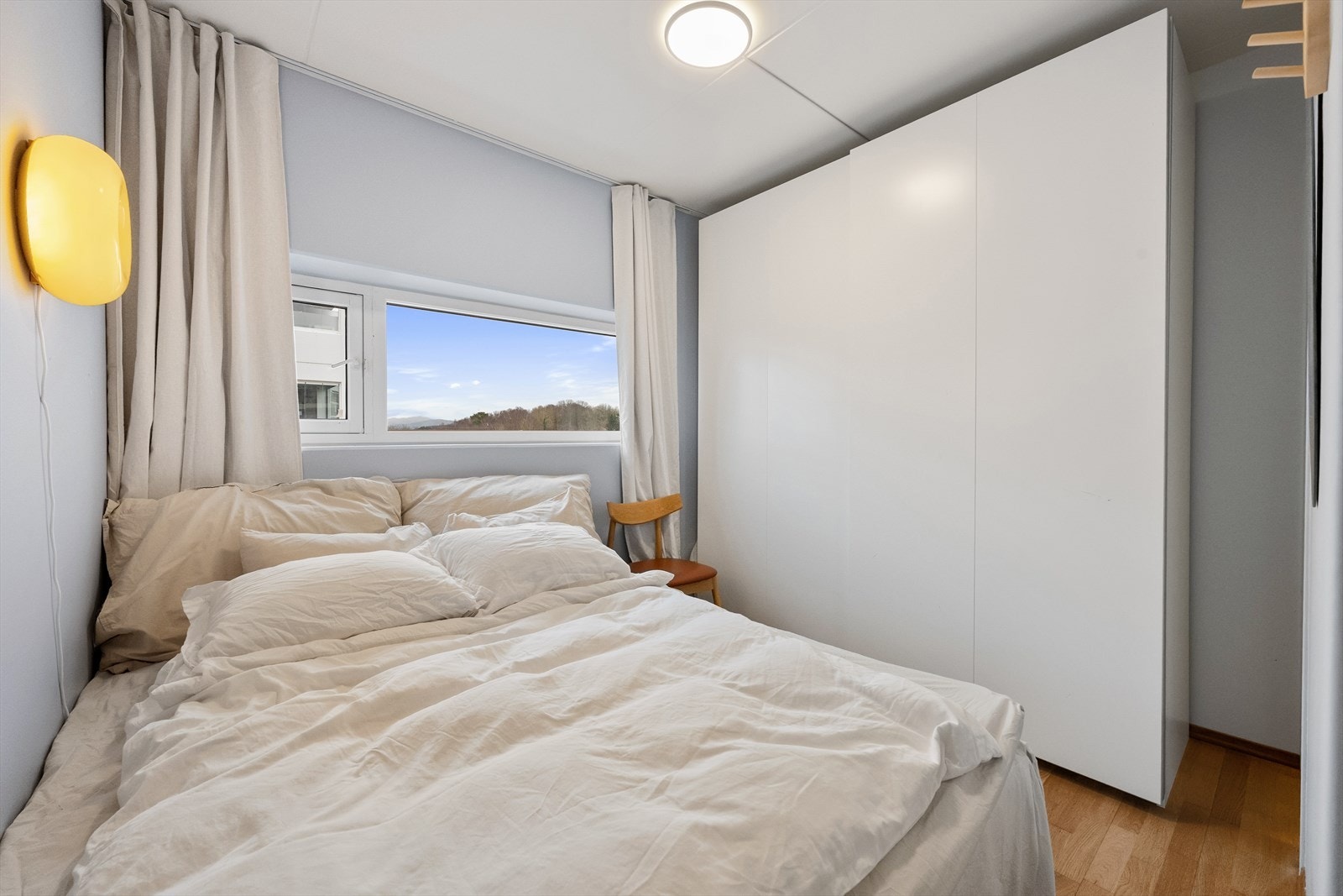 Soverom av god størrelse med garderobeløsning som medfølger i handelen. Galleribilde