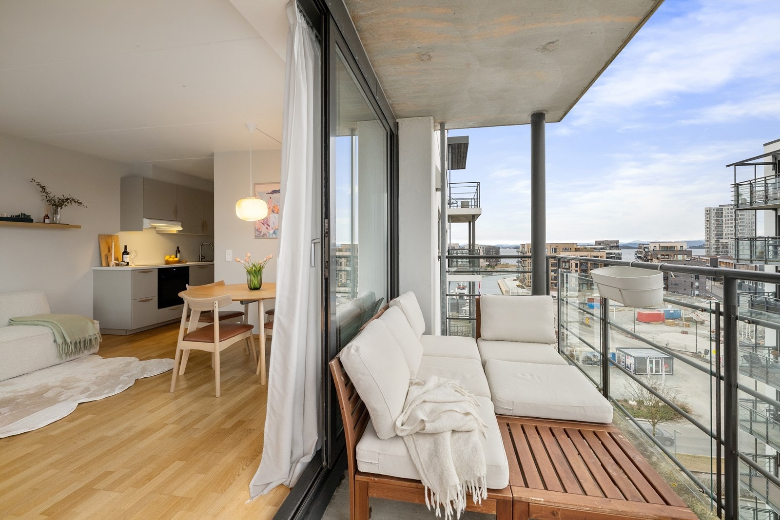 Leiligheten har en romslig balkong med gode solforhold. Galleribilde