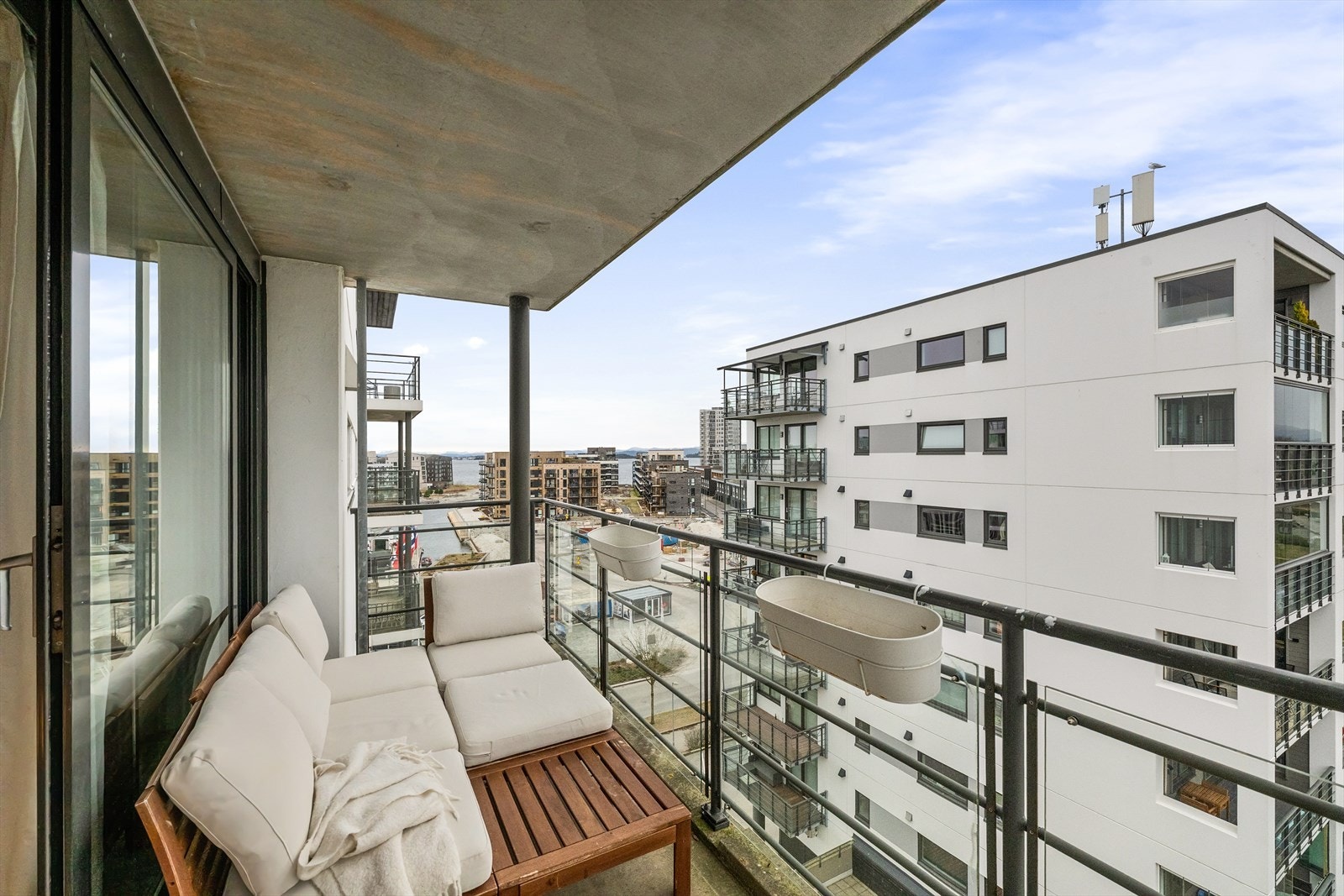 Balkong har ettermiddagssol og morgensol. Galleribilde