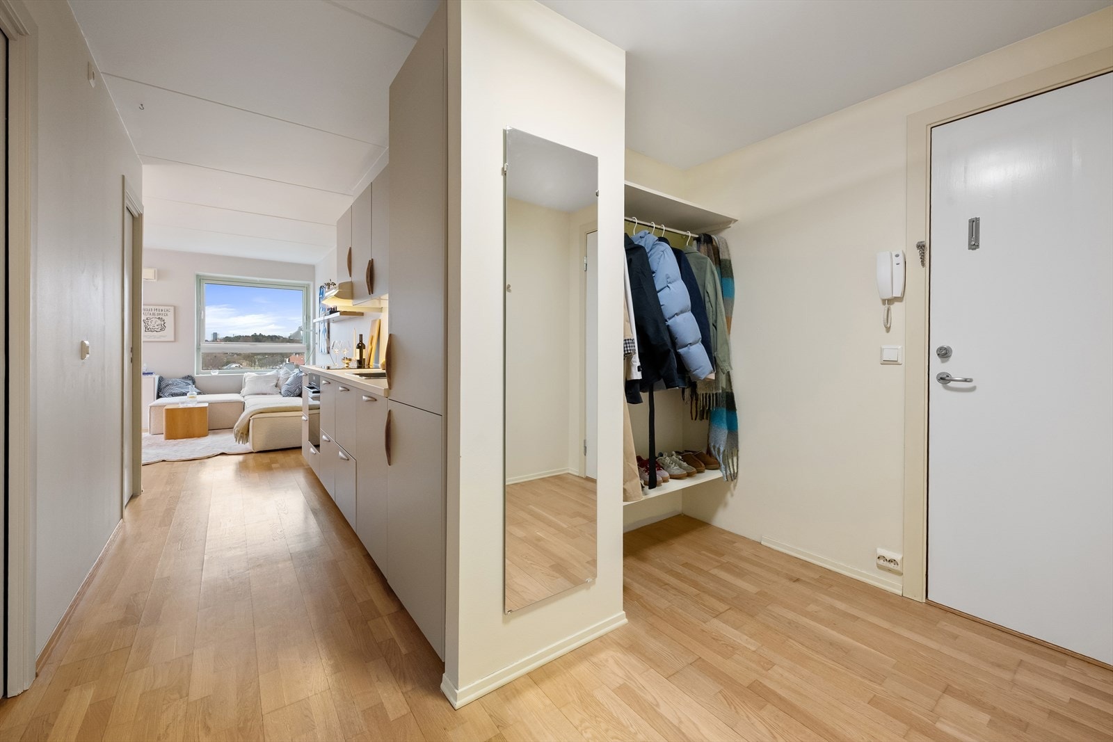 Entrè med garderobeløsning. Galleribilde