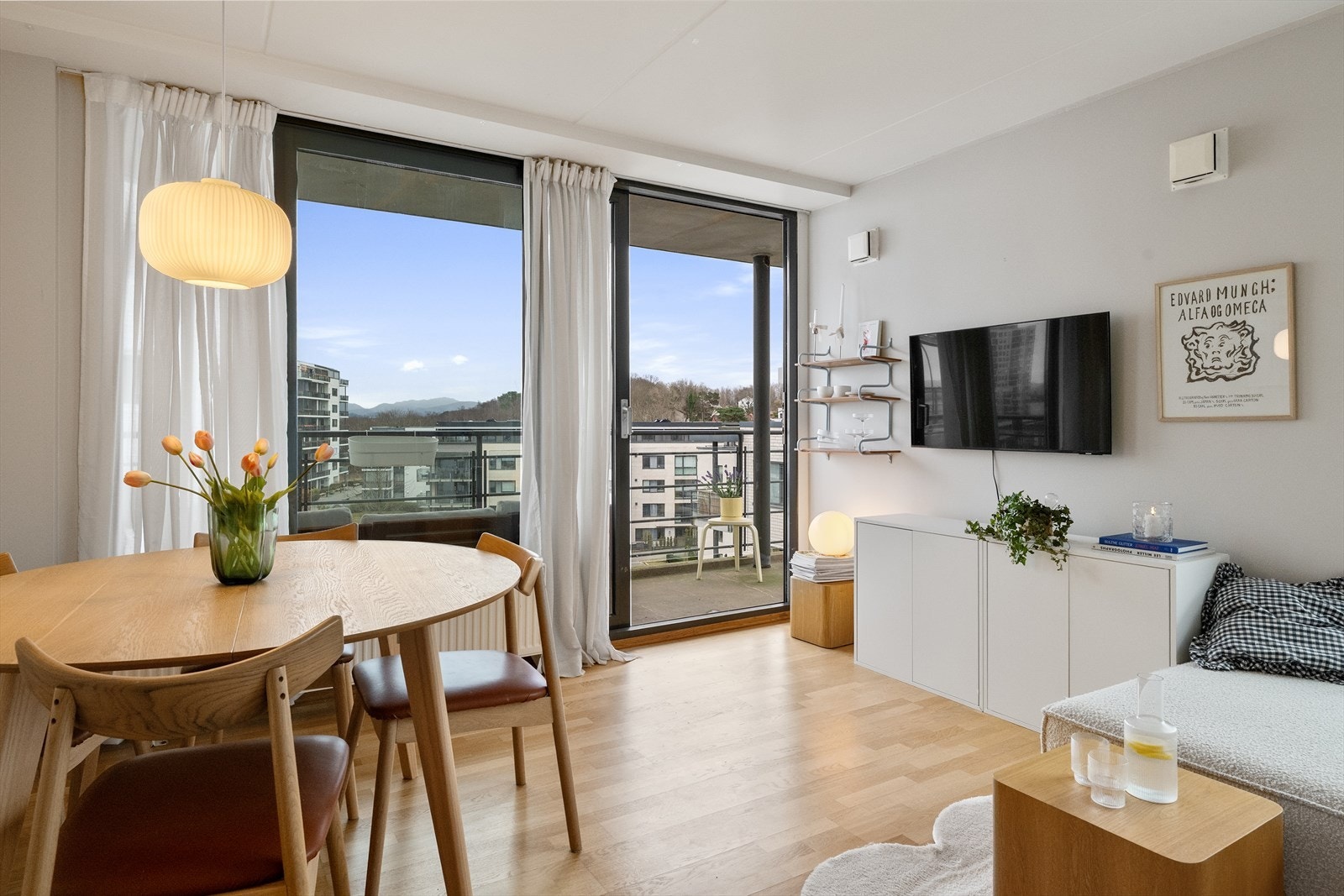 Store vindusflater i stuen gir god romfølelse. Utgang til solrik balkong. Galleribilde