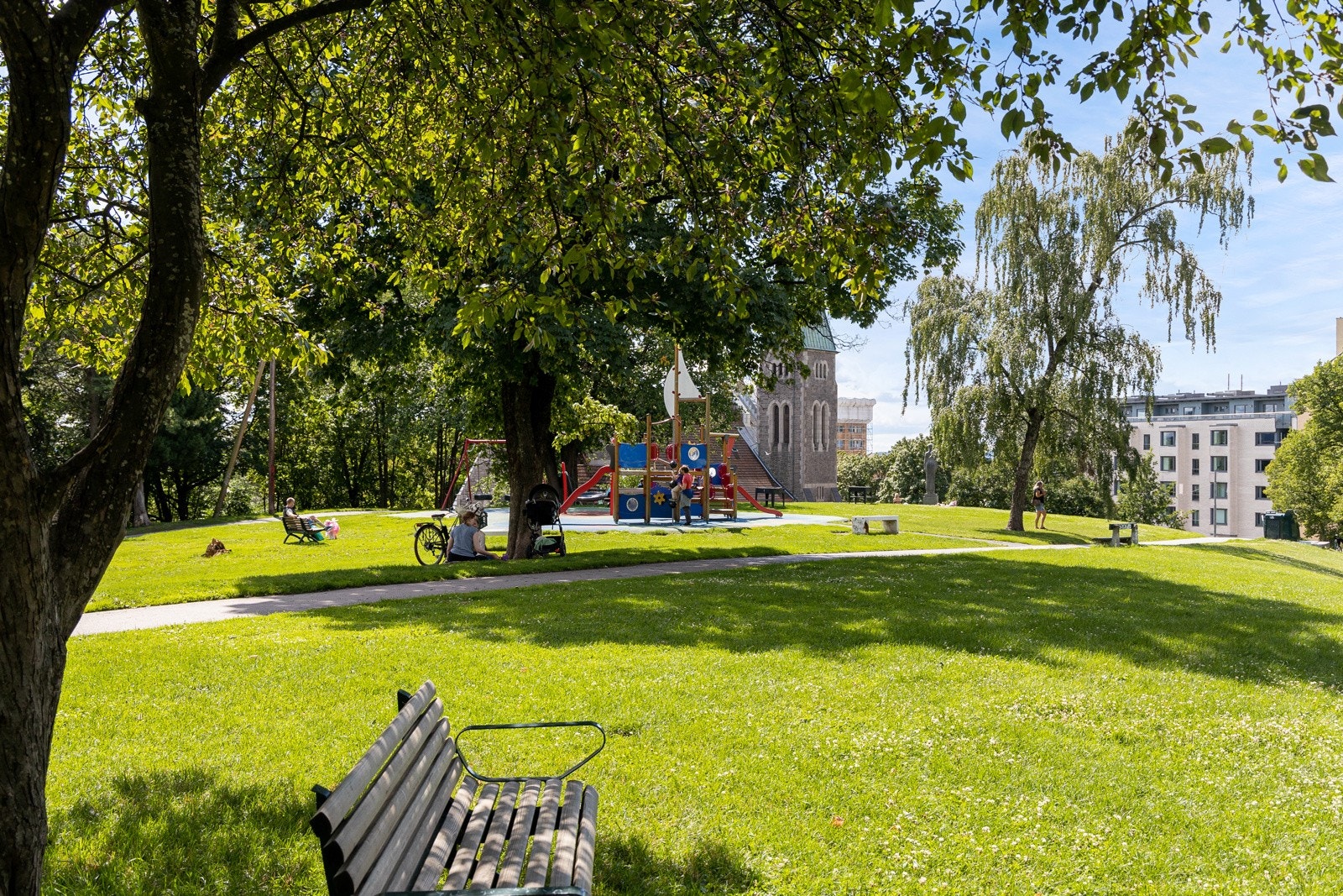 Fra leiligheten er det ca. 500 meter til Stensparken og rundt et kvarters gange til idylliske Frognerparken og St.Hanshaugen park. Galleribilde