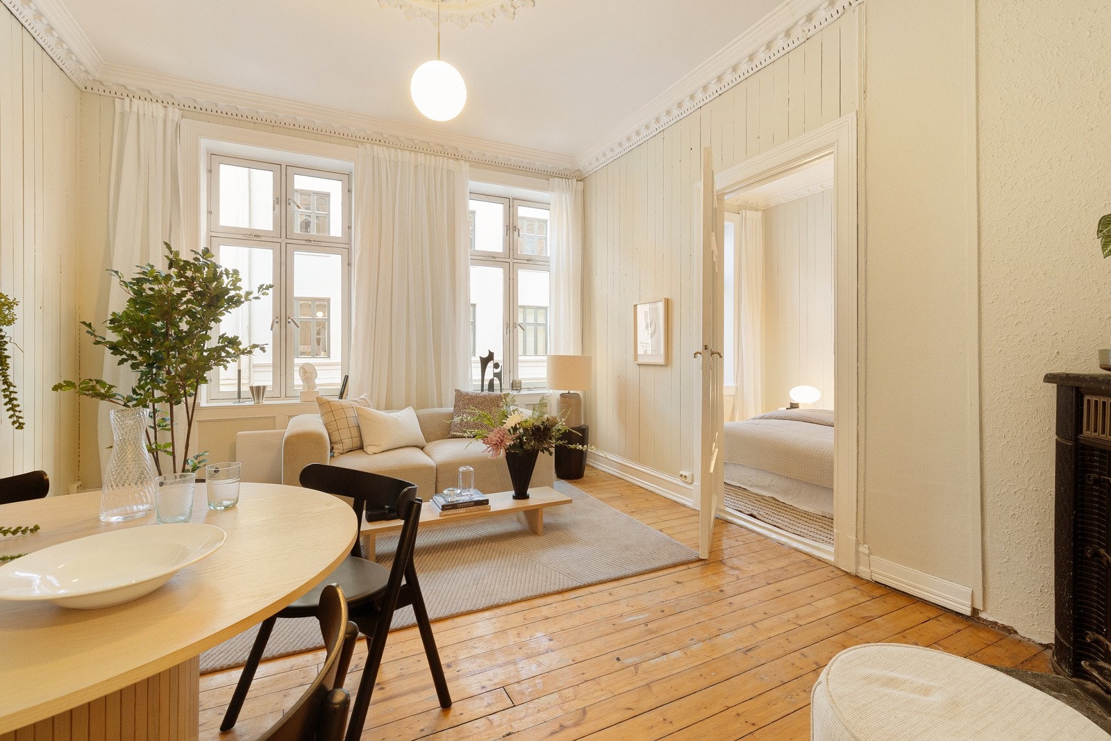 Leiligheten har flere tidstypiske detaljer som stukkatur, takrosett og brede vinduskarmer, noe som understreker bygårdens klassiske karakter. Galleribilde