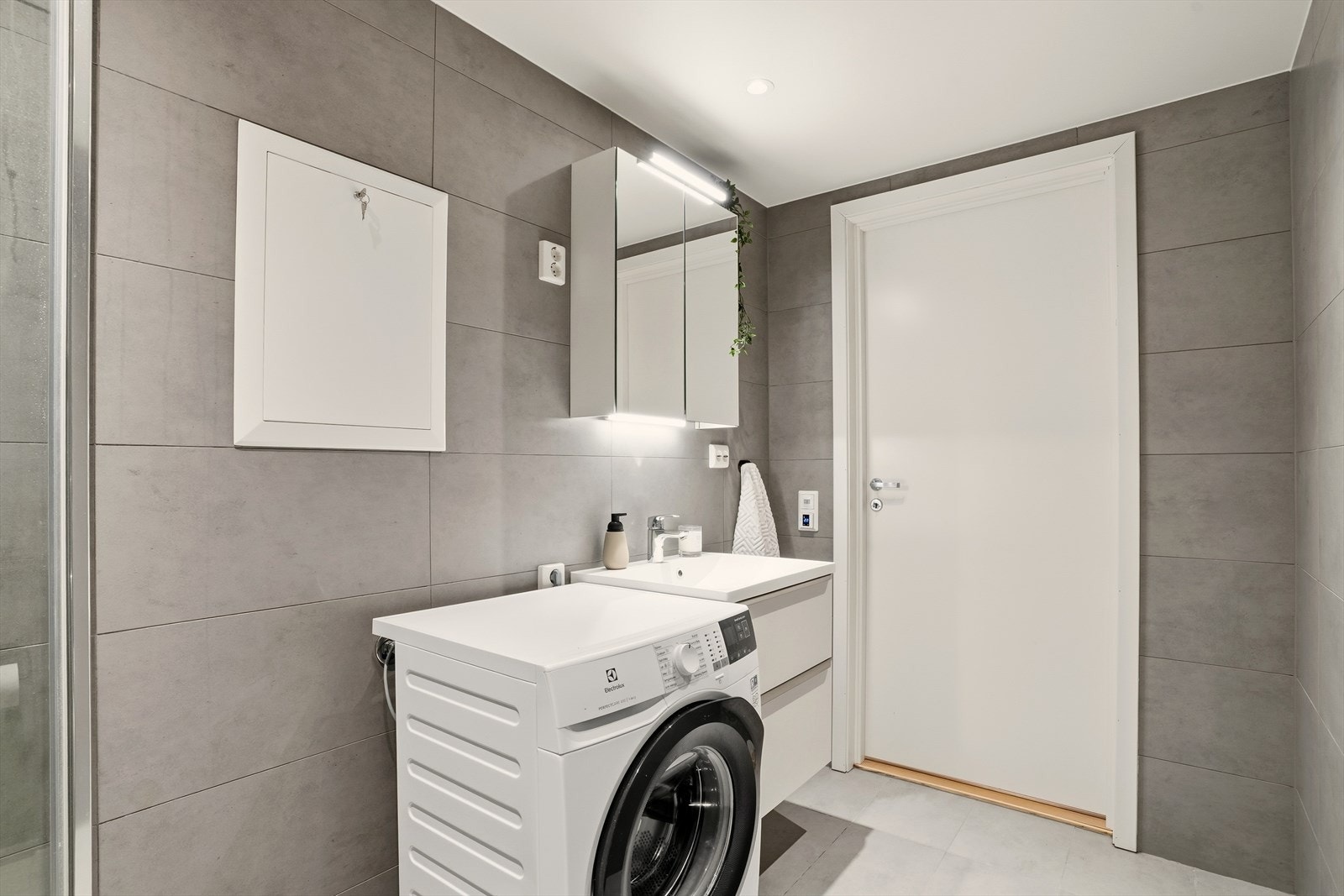 Baderommet fremstår pent og moderne, og har flislagt gulv med elektriske varmekabler. Galleribilde