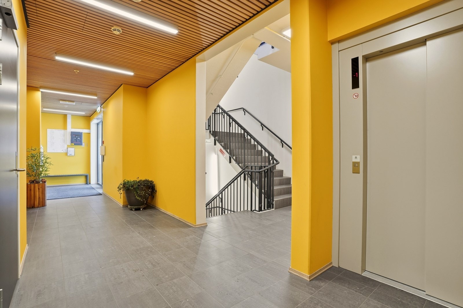 Det medfølger også en låsbar bod i fellesareal, samt sameiet har tilgang til sykkelverksted, felles skibod/-smørebod og bilpool (mulighet for å leie bil med andre i bygget). Galleribilde