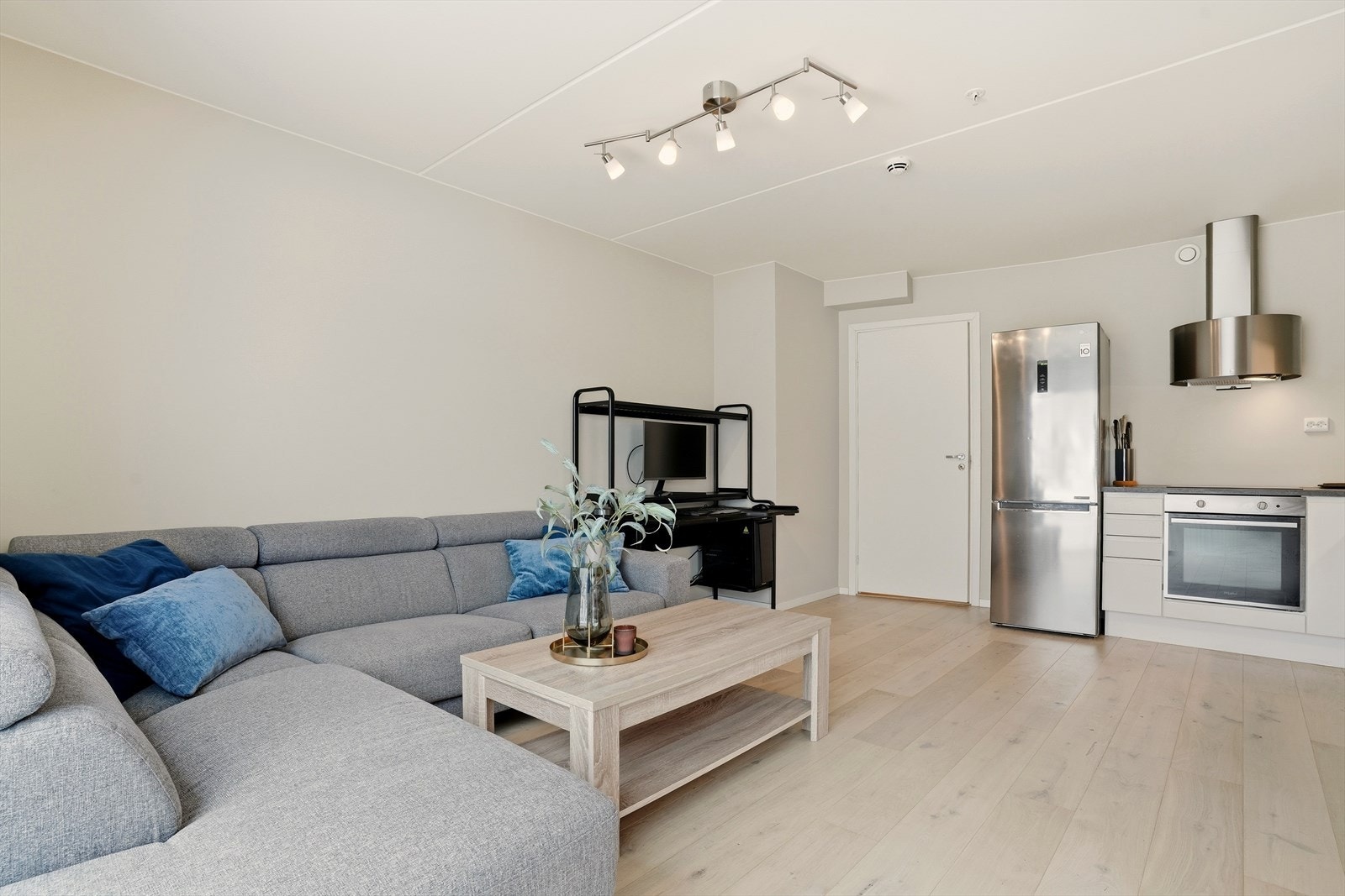 Stuen har plass til både sofagruppe og et lite spisebord. Galleribilde