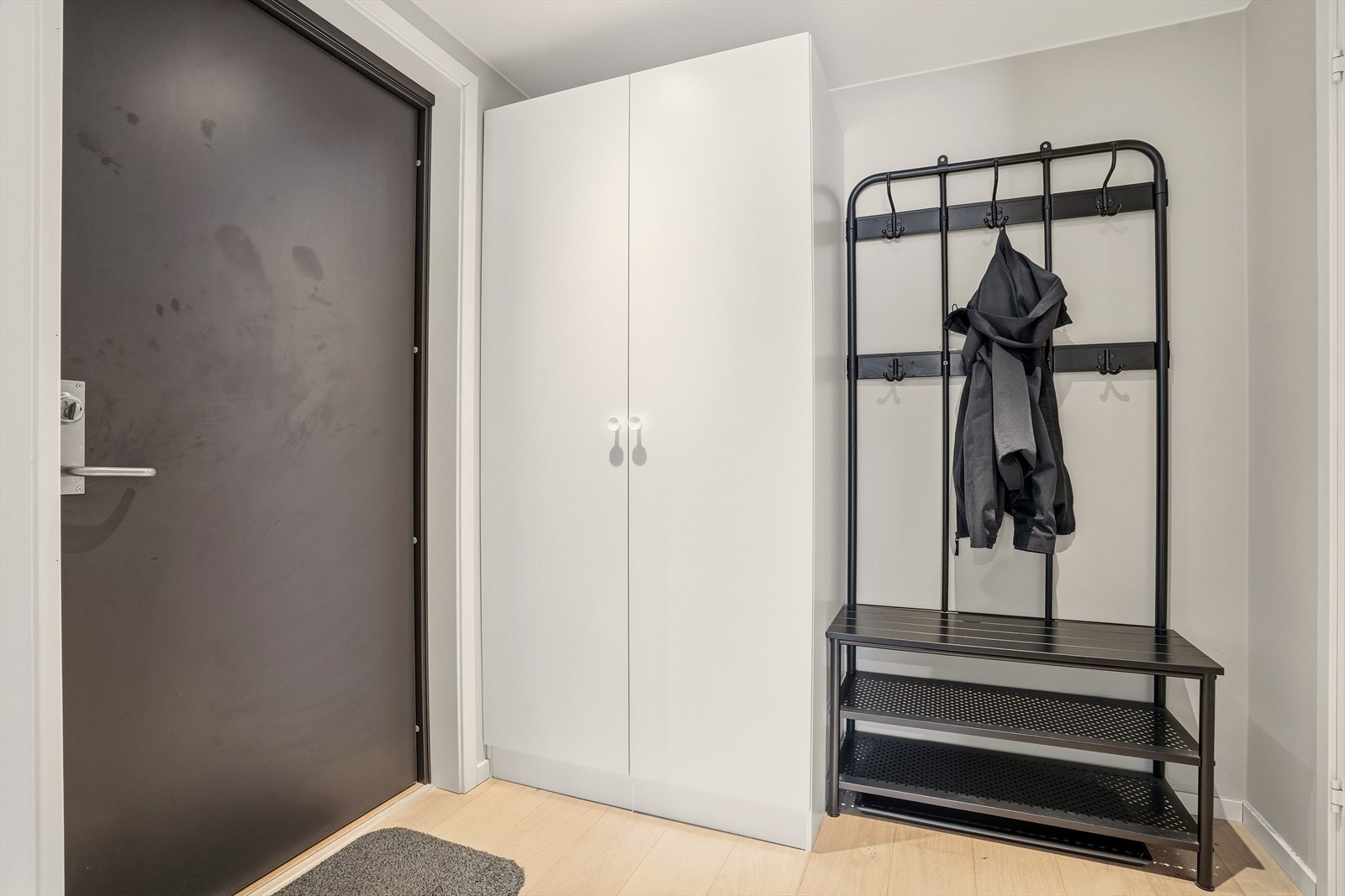 Leiligheten ligger i 3.etasje og har entrè, åpen stue og kjøkkenløsning, bod, soverom og bad/vaskerom. Galleribilde