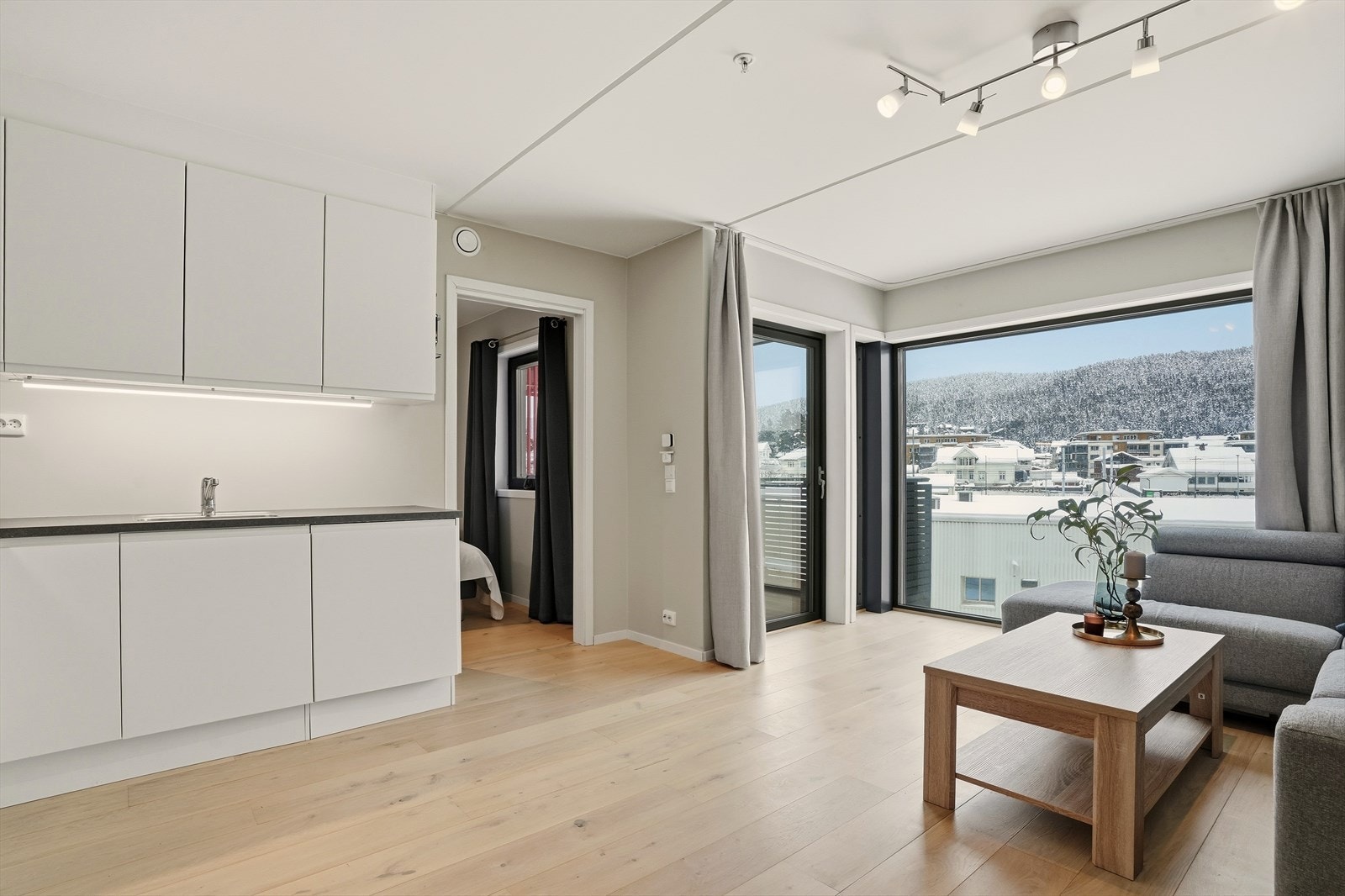 Kjøkkenet har hvite glatte fronter og laminat benkeplate. Galleribilde