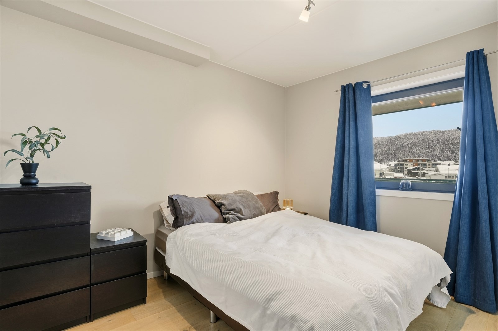 Soverommet har plass til dobbeltseng, nattbord og garderobeløsning. Galleribilde