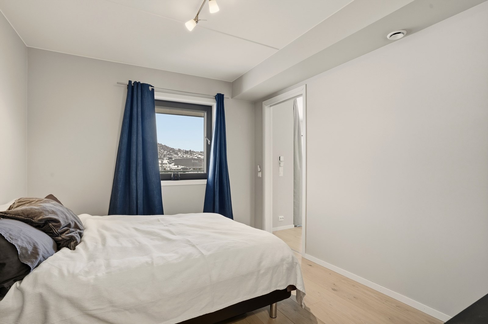 Lyst og pent soverom. Galleribilde