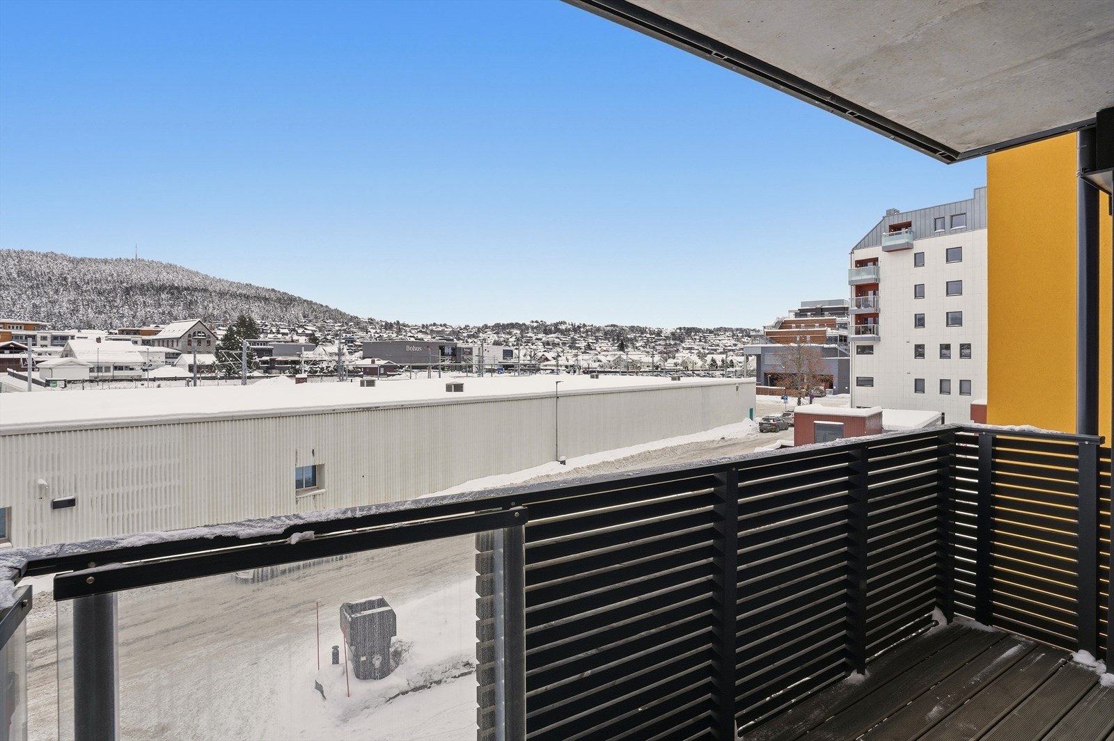 Fra stuen er det utgang til 9 kvm takoverbygget balkong. Galleribilde