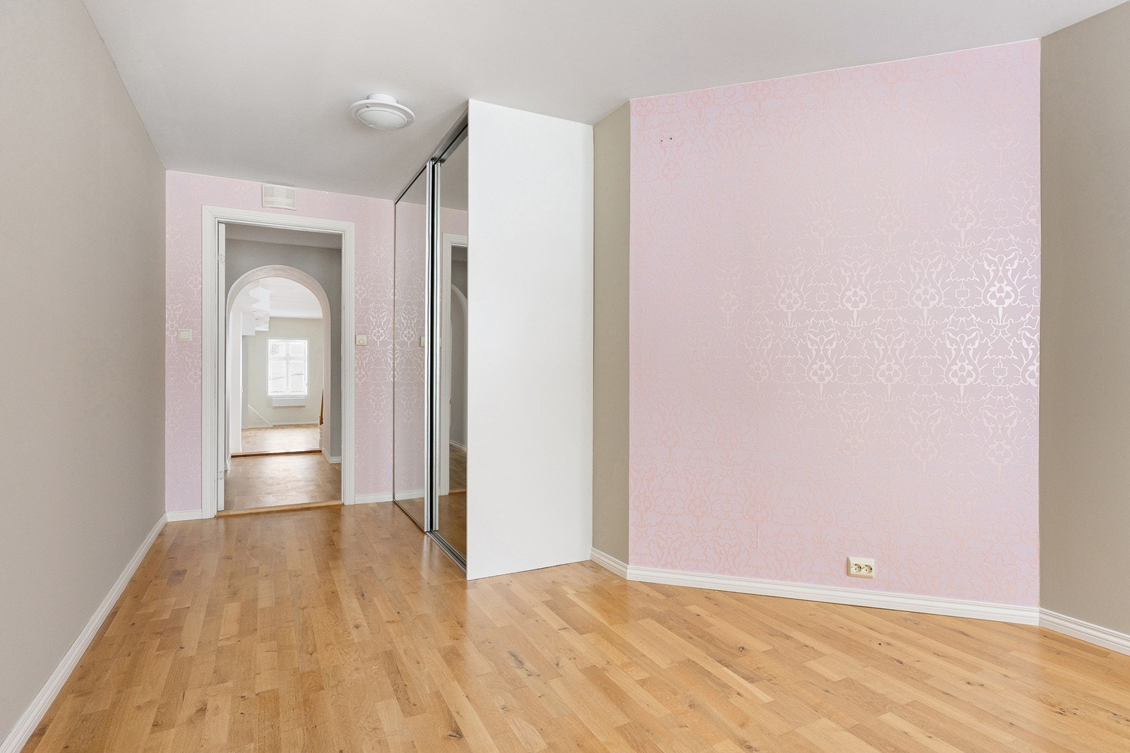 Rommet har en praktisk skyvedørsgarderobe med speildører. Galleribilde