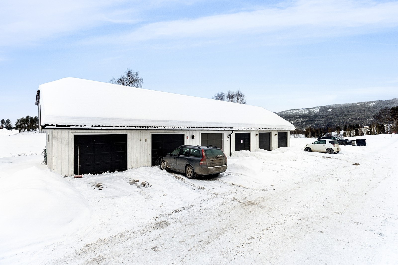 Leiligheten disponerer garasjeplass i felles garasjerekke, og en utvendig biloppstillingsplass. Galleribilde