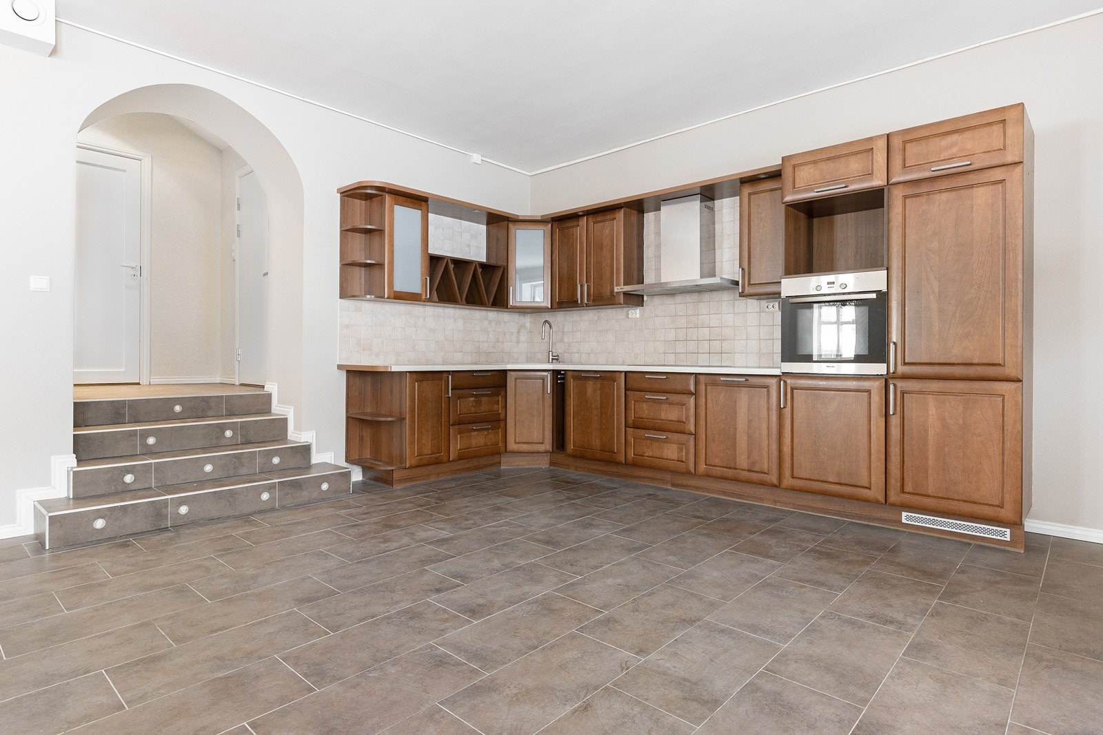 Kjøkkenet har en tidløs innredning med profilerte fronter i varme naturtoner og benkeplate av laminat. Galleribilde