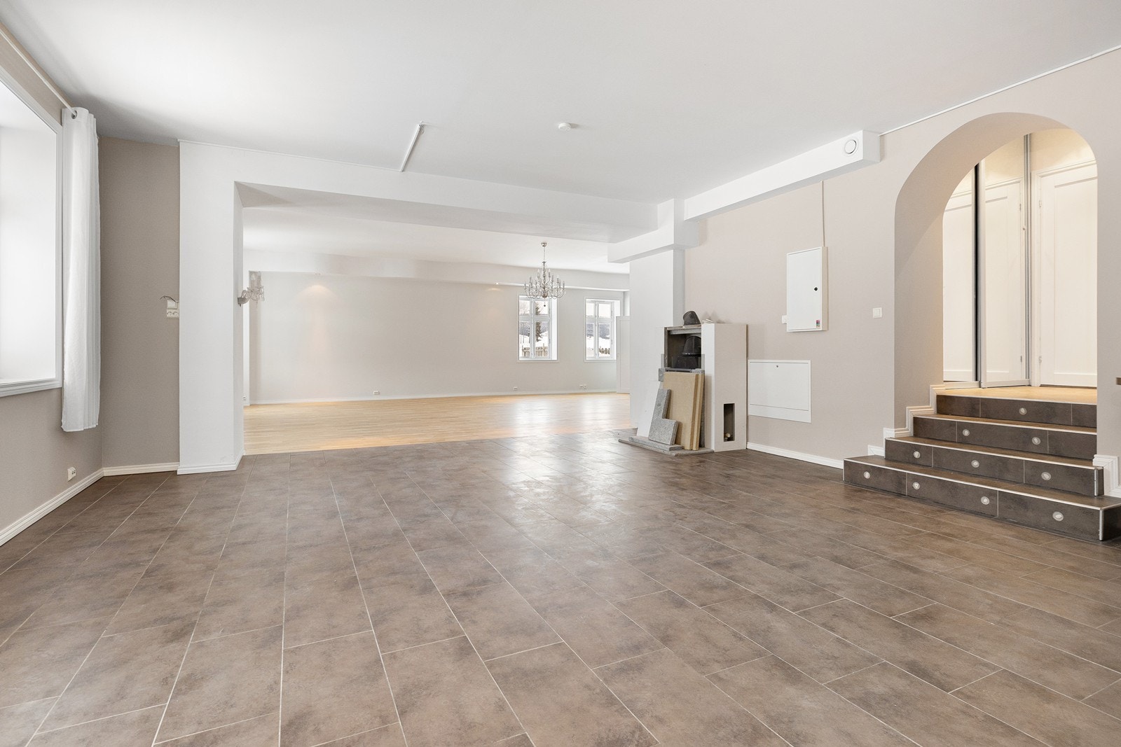 I kjøkkenområdet er det romslig med plass til spisebord, perfekt for både hverdag og gjester. Galleribilde