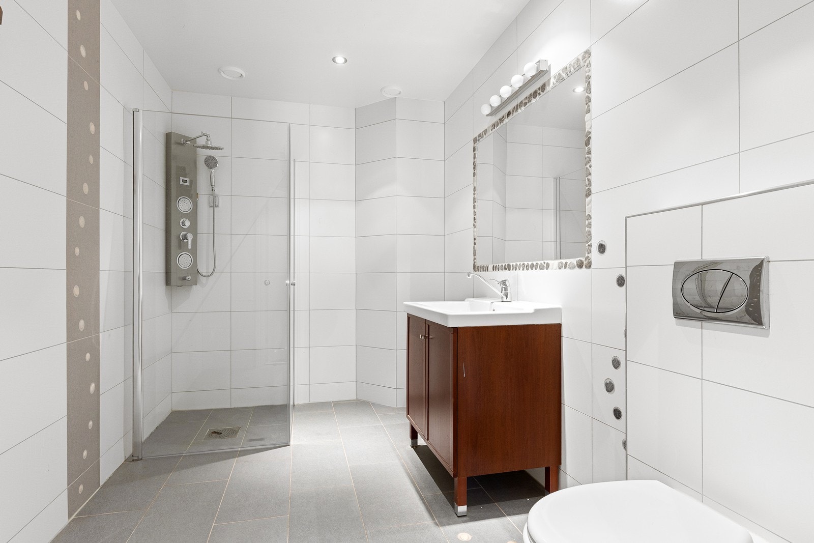 Badet er utført med fliser på vegger og gulv samt vannbåren gulvvarme. Galleribilde