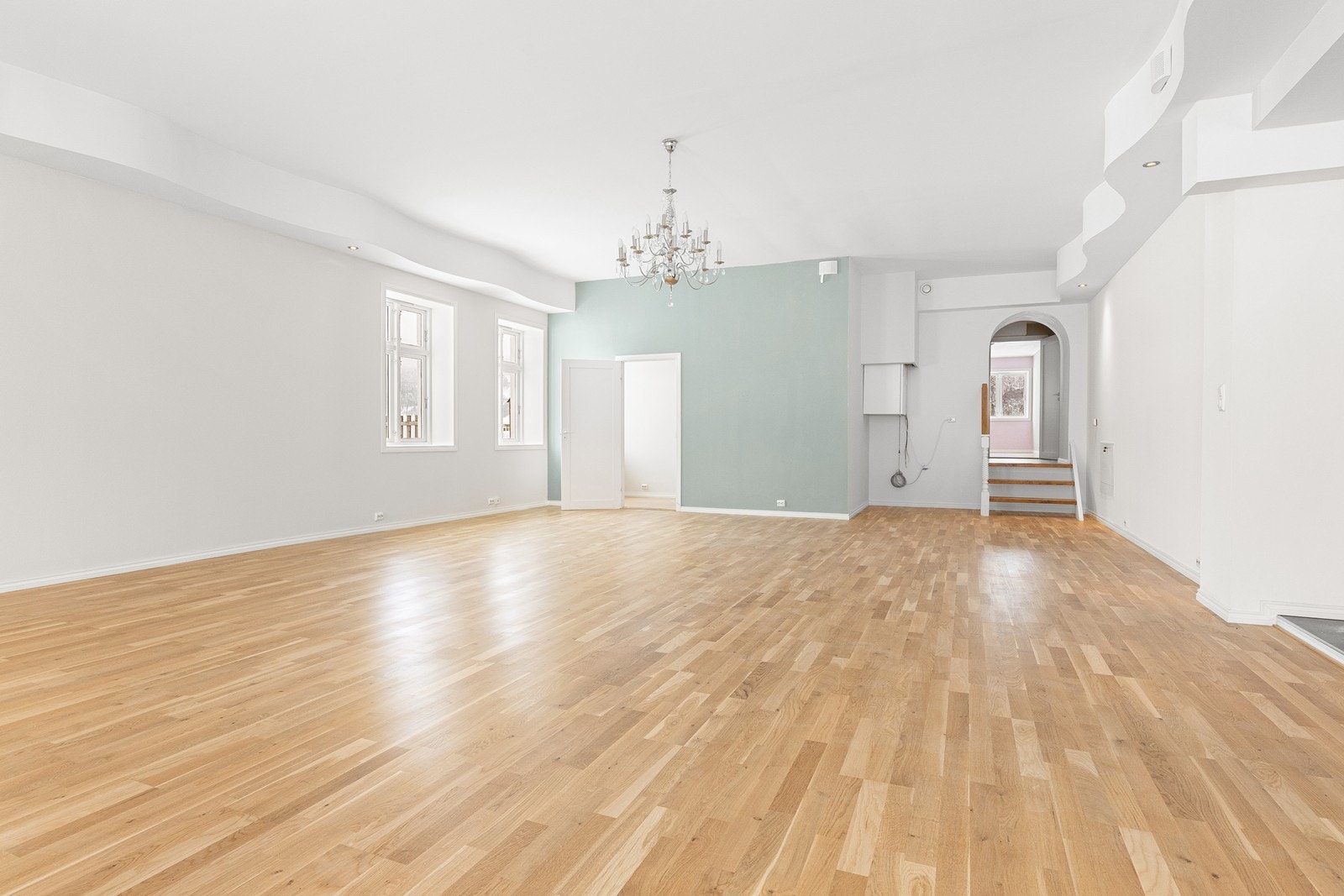 Boligen har vannbåren varme i alle rom, med unntak av entre, soveromsgangen samt bod ved kjøkkenet. Galleribilde