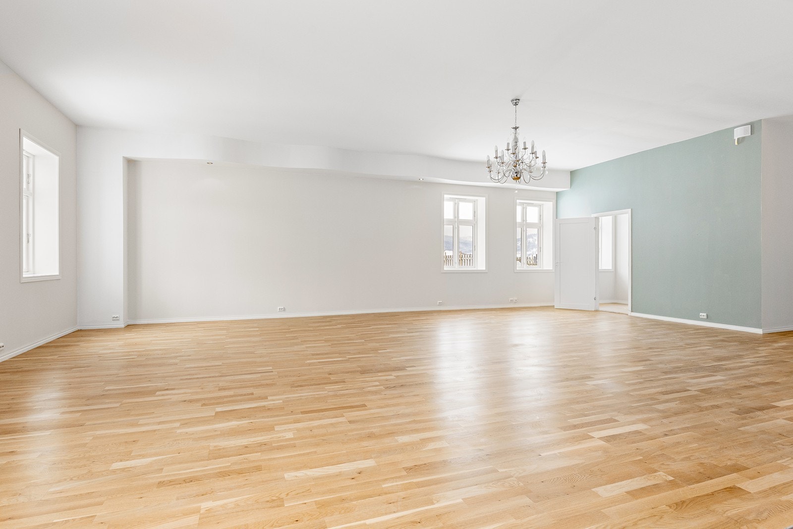 Stuen fremstår som lys og romslig, med fleksible og gode innredningsmuligheter. Galleribilde