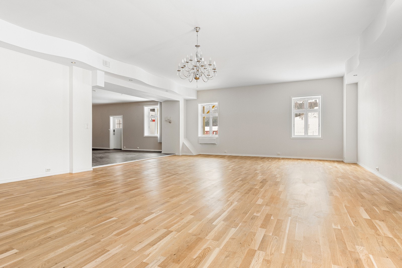 I stuen er det også montert en praktisk luft-til-luft varmepumpe, innerdelen ble montert i 2024. Galleribilde