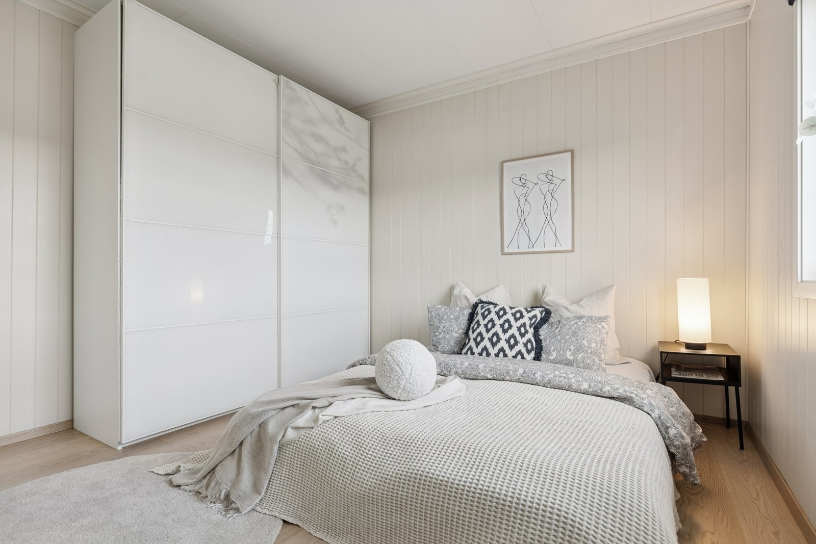 Romslig garderobeløsning med skyvedører gir rikelig med oppbevaringsplass. Galleribilde