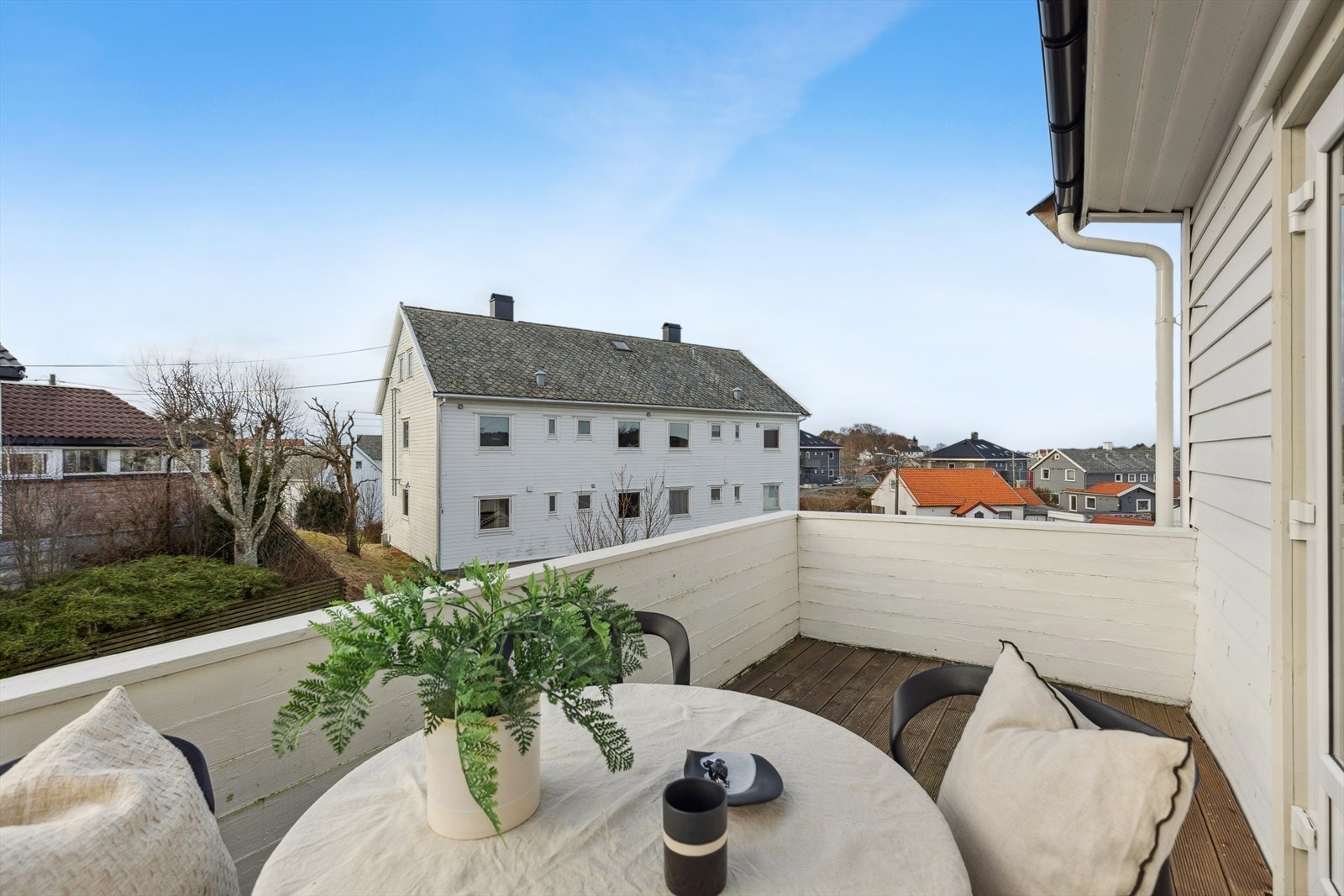 Fra stuen er det utgang til en terrasse på 8 m² med plass til utemøbler. Galleribilde