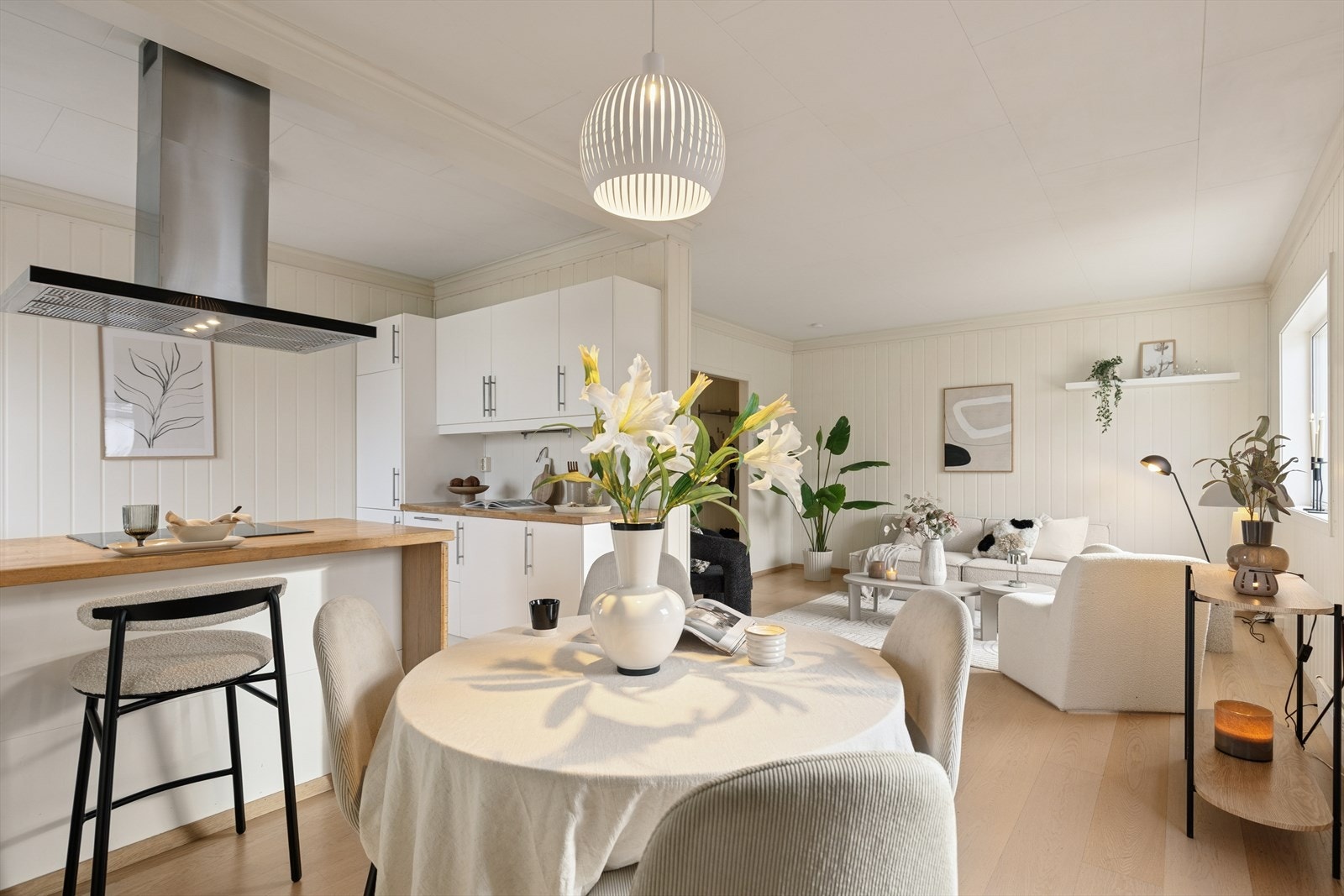 En dedikert spiseplass binder sammen kjøkken- og stuesonen. Galleribilde