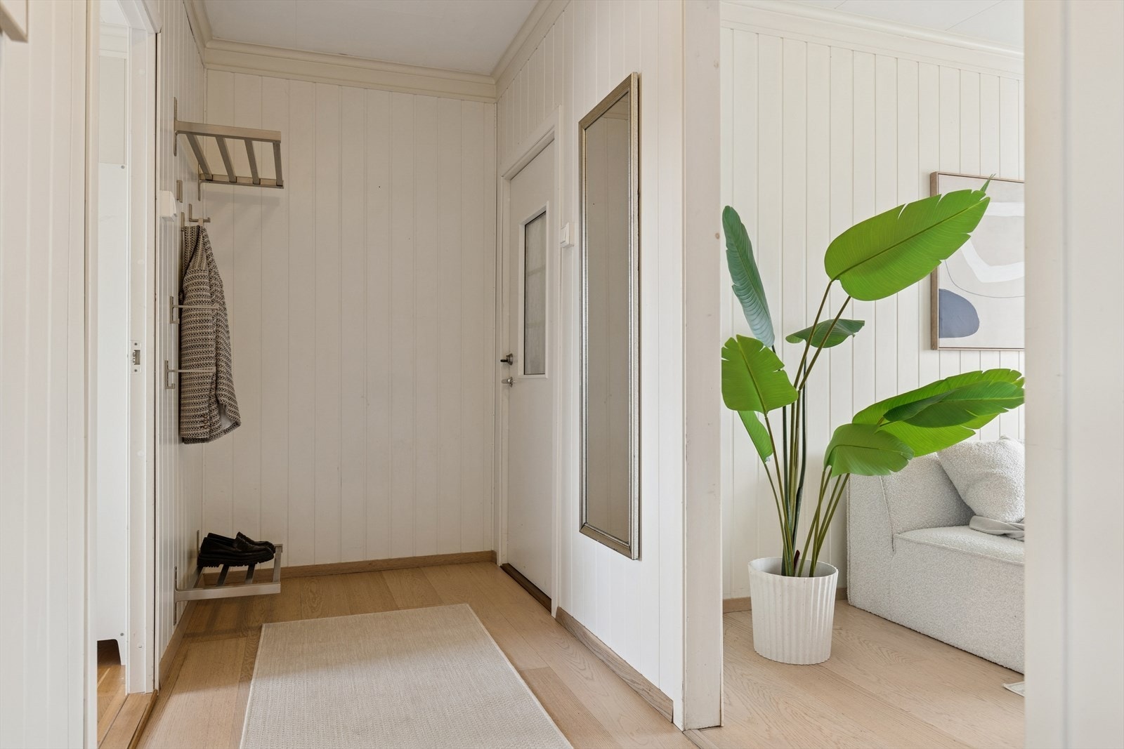 Entréen har plass til yttertøy og sko. Galleribilde
