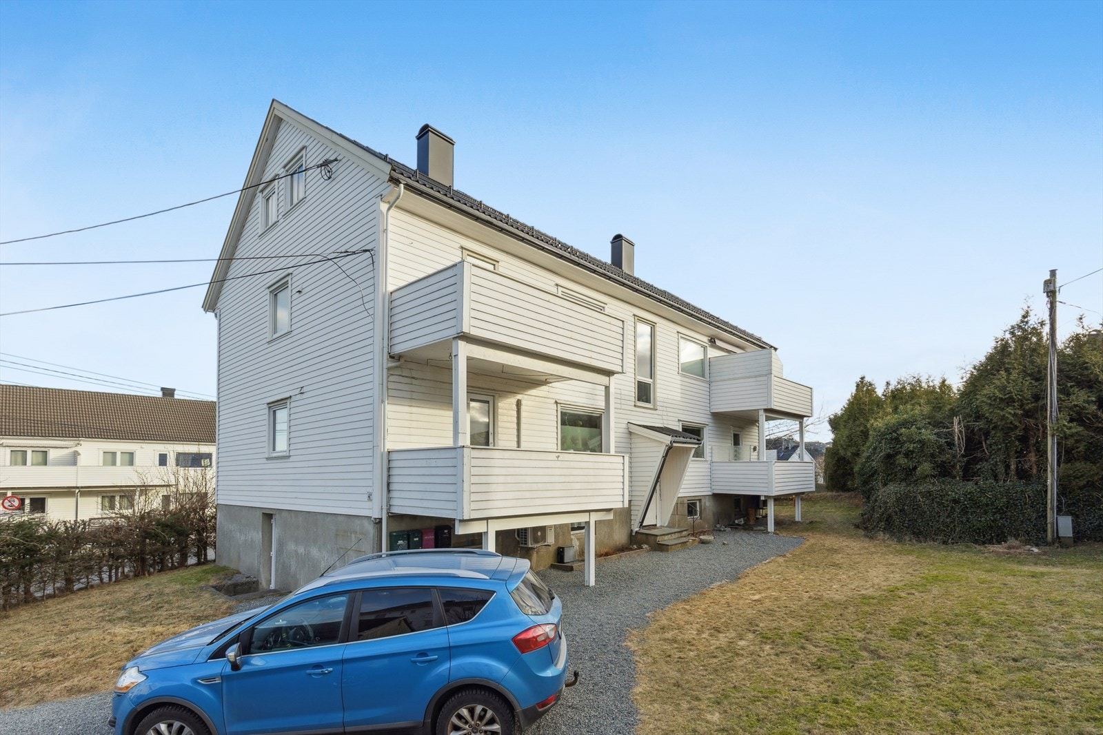 Bygningen er fra 1952. Det er parkering tilgjengelig på borettslagets gårdsplass. Galleribilde