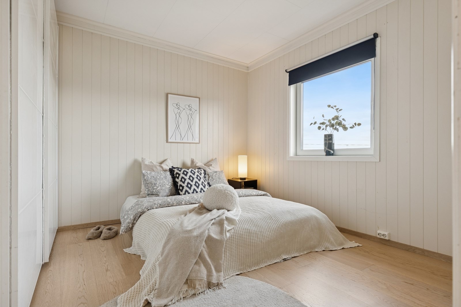 Leiligheten har to soverom. Hovedsoverommet har god plass til dobbeltseng. Galleribilde