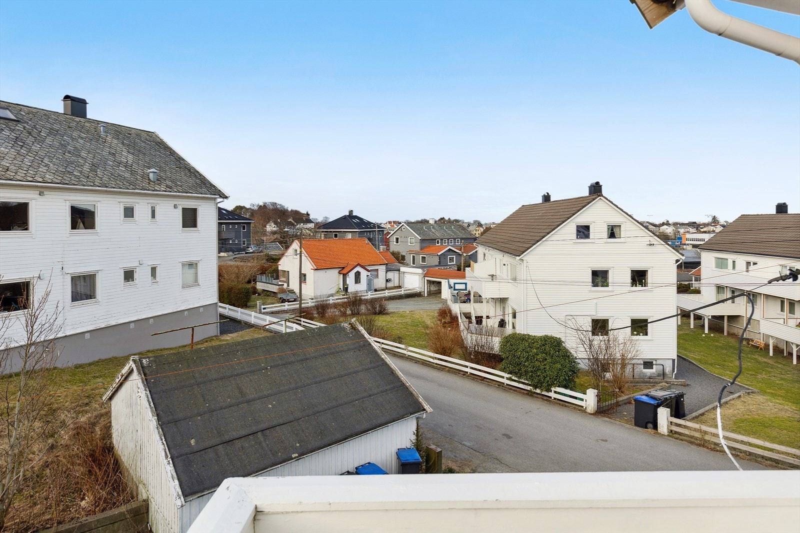 Utsikt over et etablert og rolig nabolag med hovedsakelig småhusbebyggelse. Galleribilde