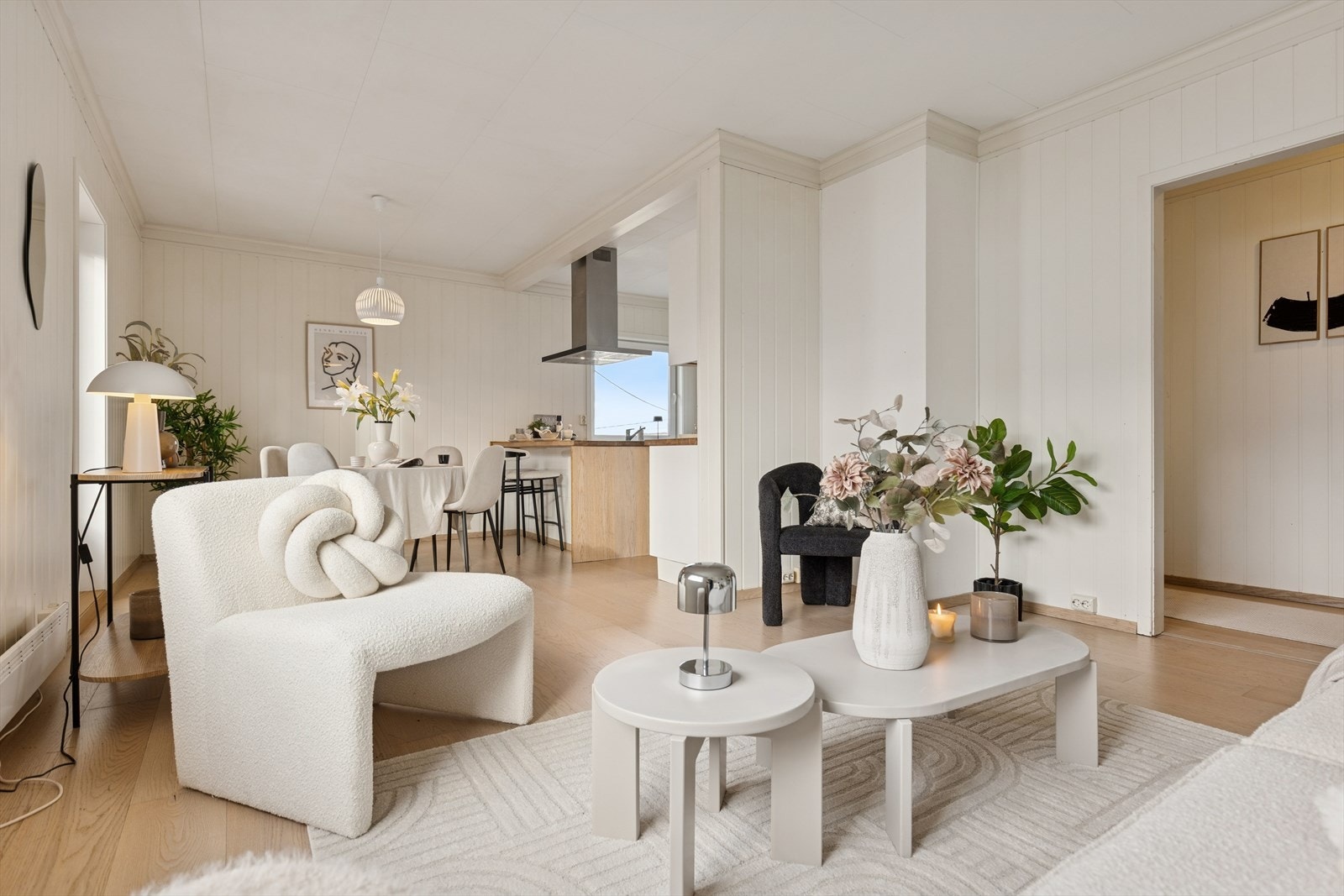 Den åpne planløsningen mellom stue og kjøkken skaper en sosial og luftig atmosfære. Her er det en naturlig overgang til spiseplassen og kjøkkenet. Galleribilde