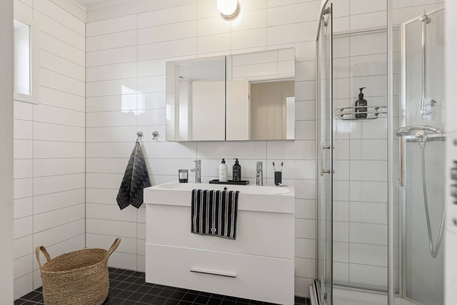 Badet har flislagt gulv med elektriske varmekabler for økt komfort. Galleribilde