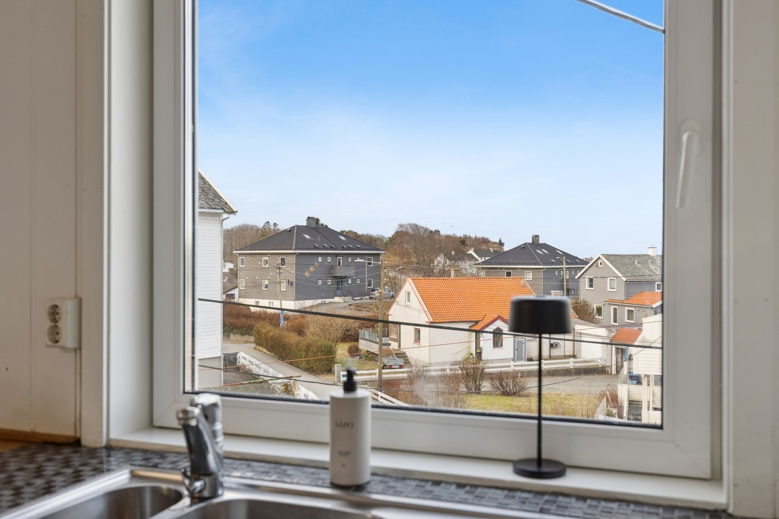 Vinduene i leiligheten har 3-lags glass fra 2016, som sikrer god isolasjon. Galleribilde