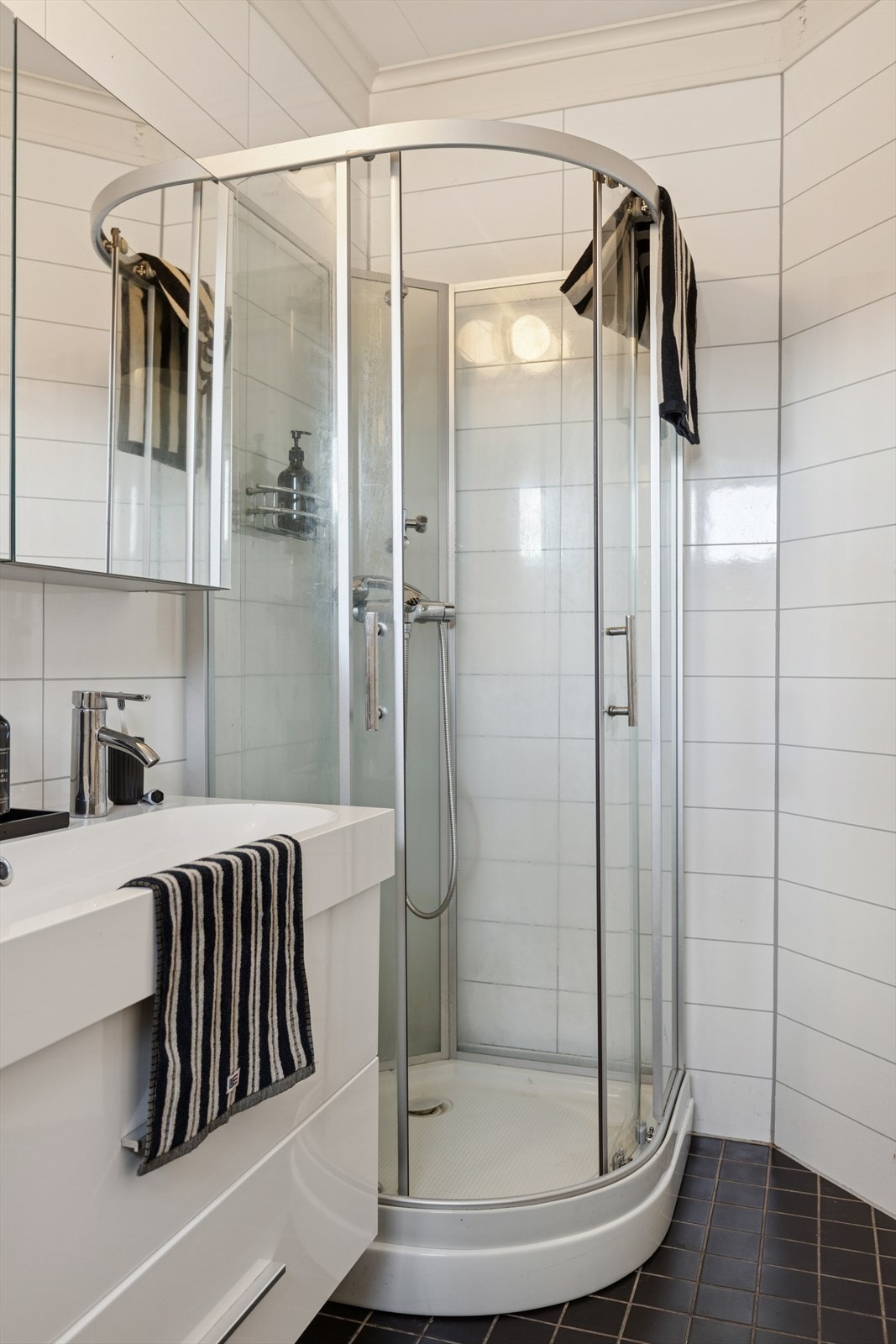 Badet er utstyrt med et praktisk dusjkabinett. Galleribilde