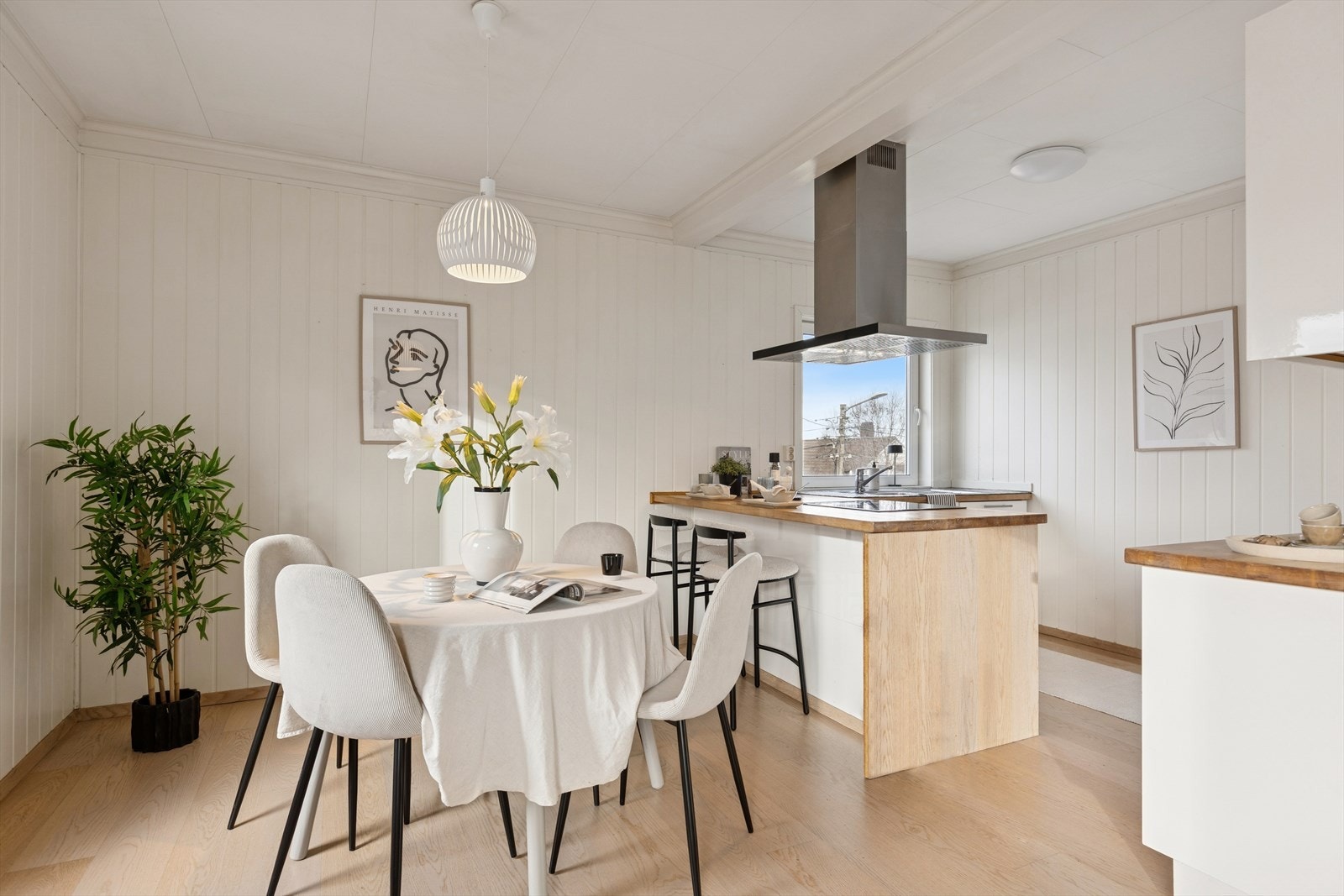 God plass til en hyggelig spisegruppe i tilknytning til kjøkkenet. Galleribilde