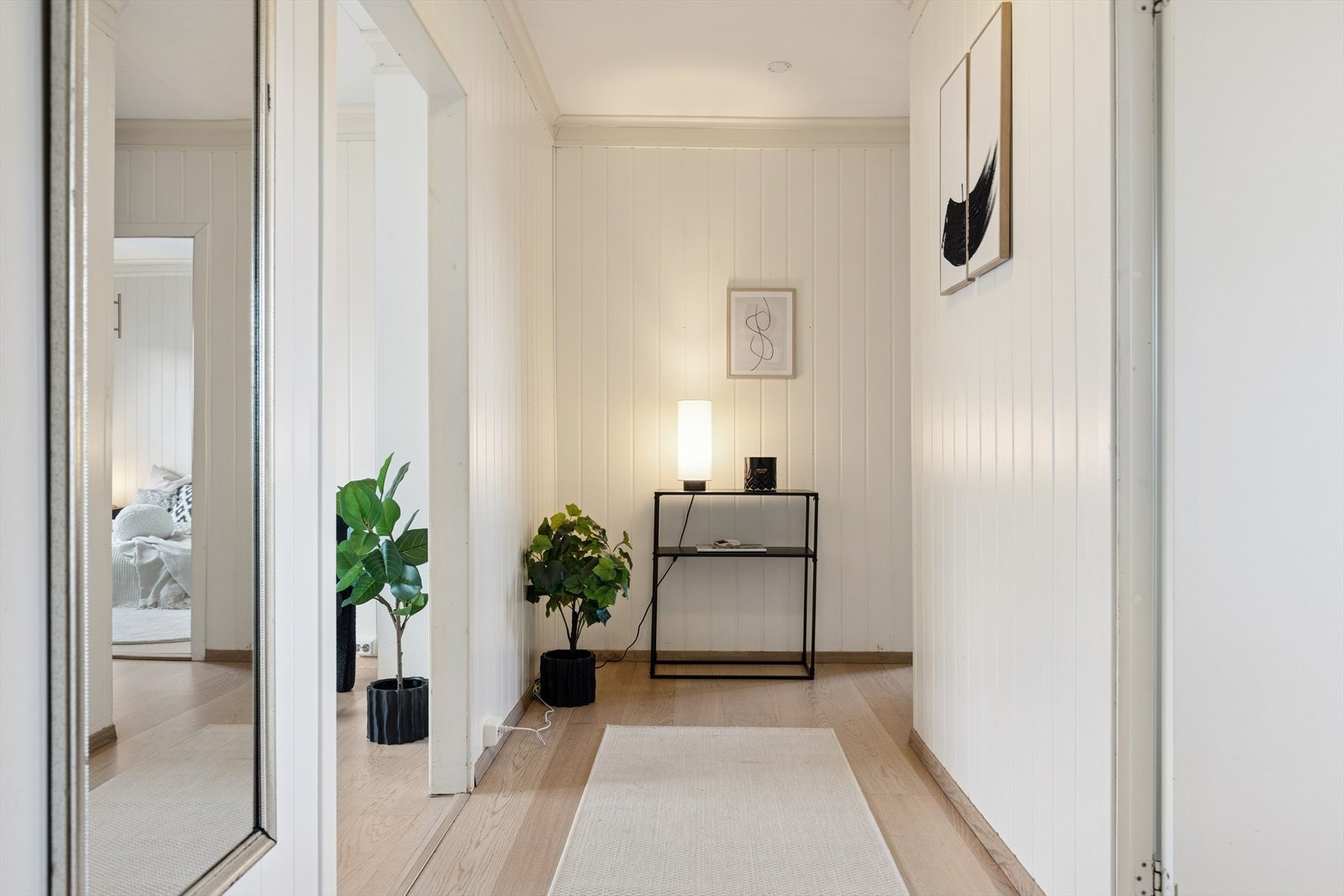 Gangen binder sammen rommene i leiligheten og har parkett på gulvet. Galleribilde