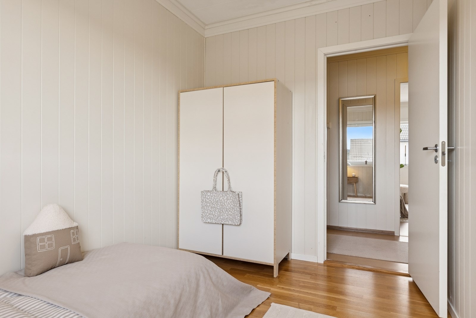 Soverommet ligger praktisk til ved siden av gangen og badet. Galleribilde