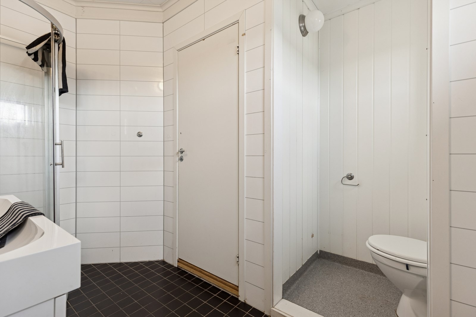 Her er det servant med møbel, toalett og opplegg for vaskemaskin. Galleribilde