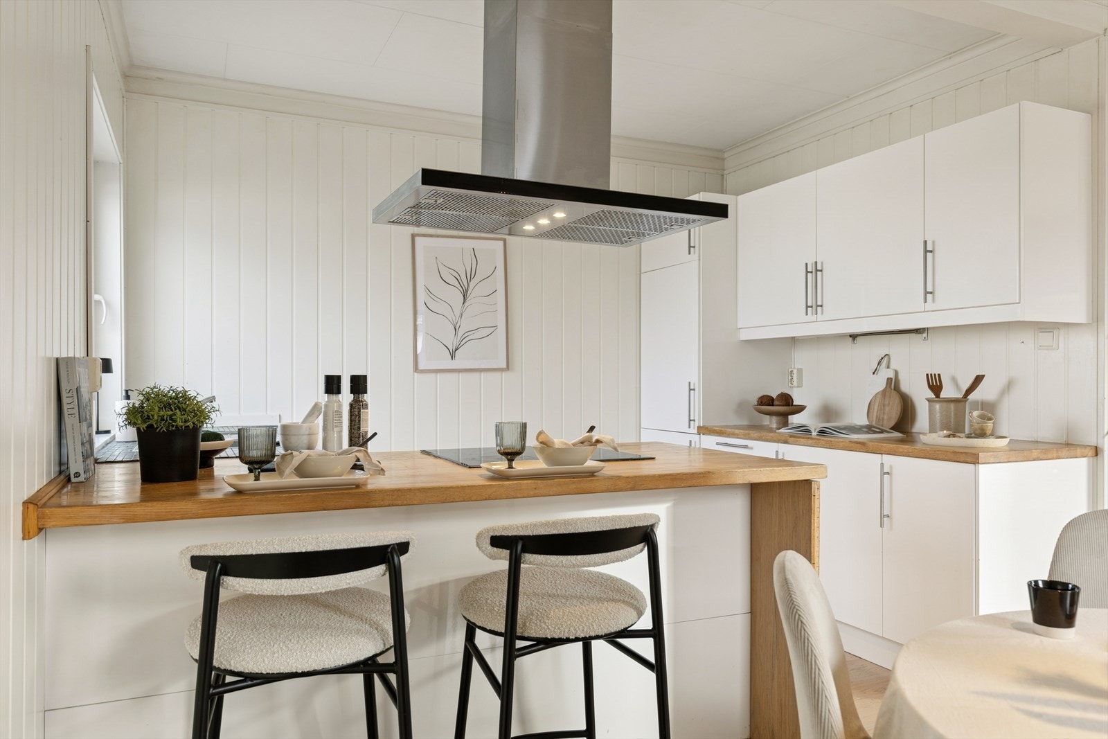 Kjøkkenet har en praktisk halvøy med benkeplate i heltre, som fungerer som en sosial sone. Galleribilde