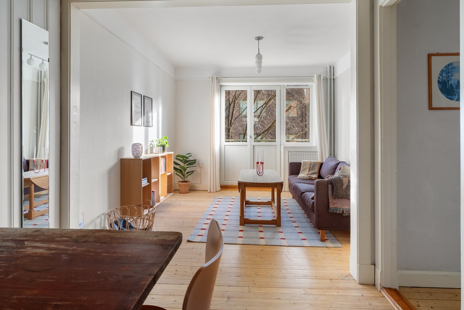 Gjennomgående og lys stue takket være store vindusflater. Galleribilde