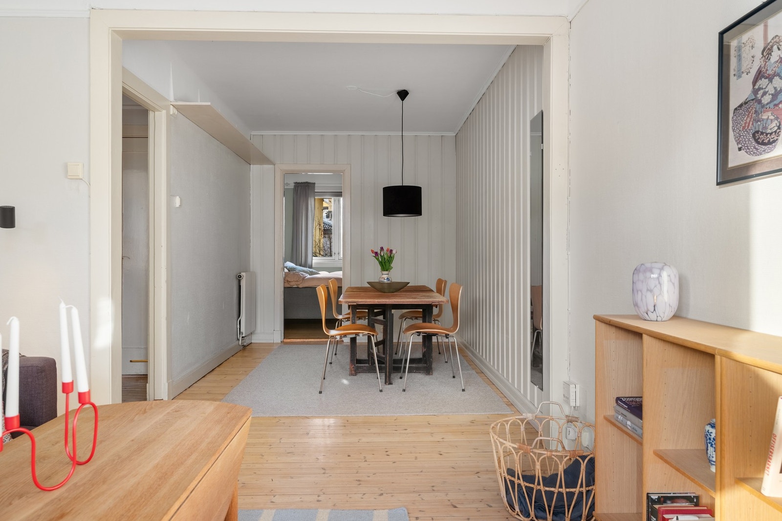 Praktisk soneinndelt rom med god plass til både stuebord og sofaseksjon. Galleribilde