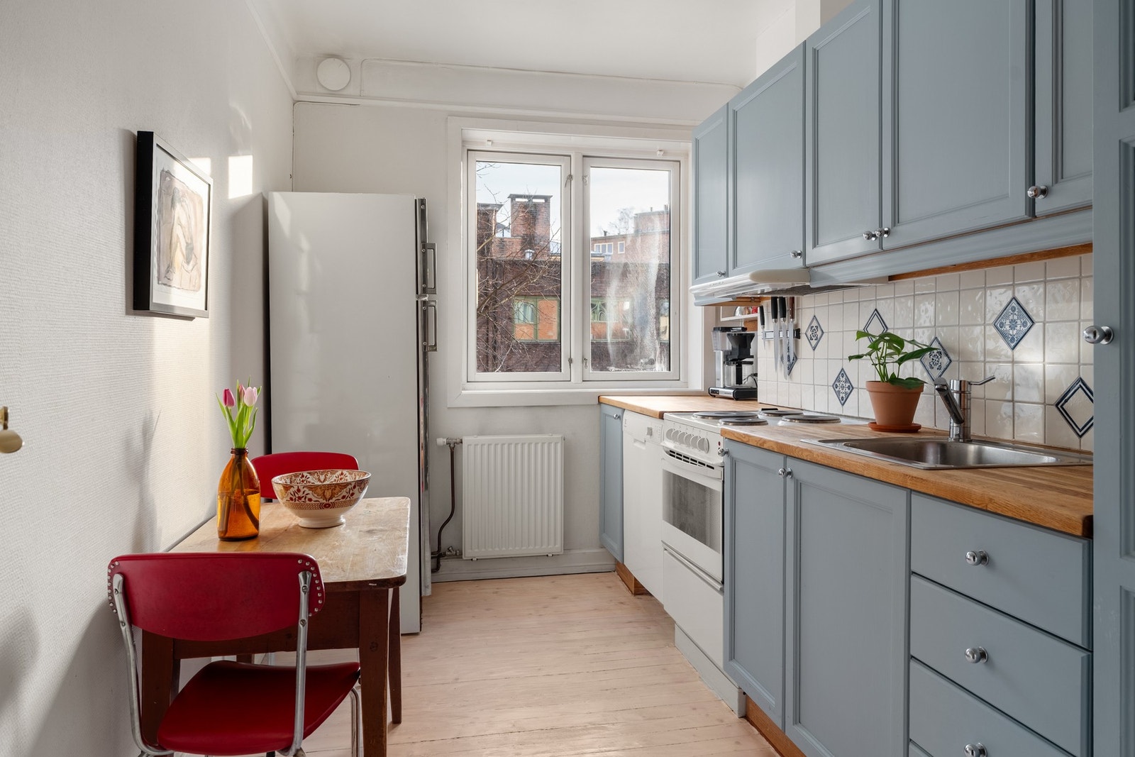 Kjøkken på eget rom. Malte kjøkkenfronter/slipte benkeplater i 2025. Galleribilde