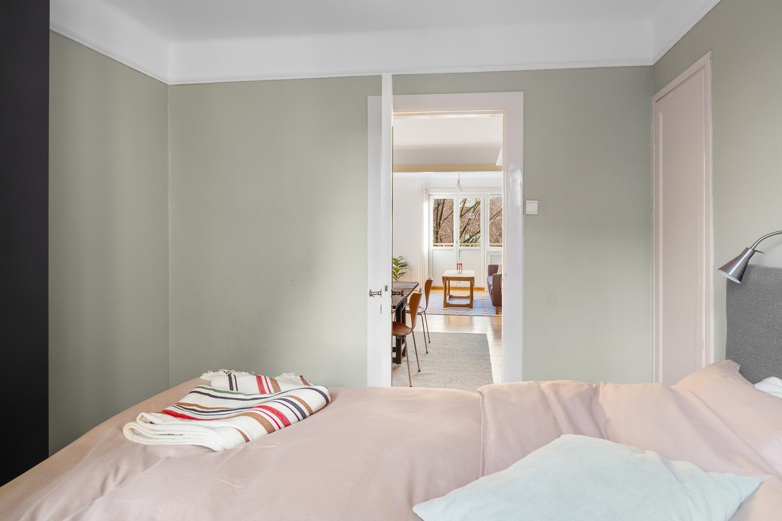 Selger har hatt kontorpult ved siden av skapet, praktisk for hjemmekontor. Galleribilde