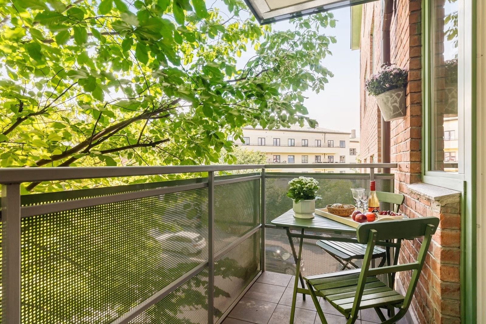 Leiligheten har balkong vendt mot skjermede, grønne omgivelser på sommertid. Galleribilde