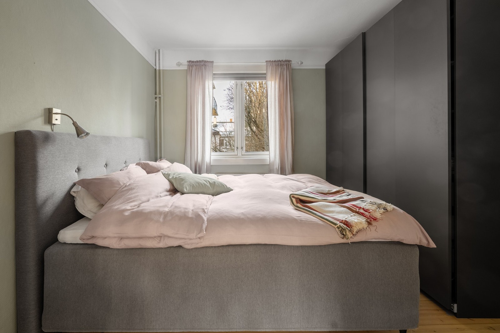 Luftig soverom med plass til dobbeltseng med medfølgende skyvedørsgarderobe. Galleribilde