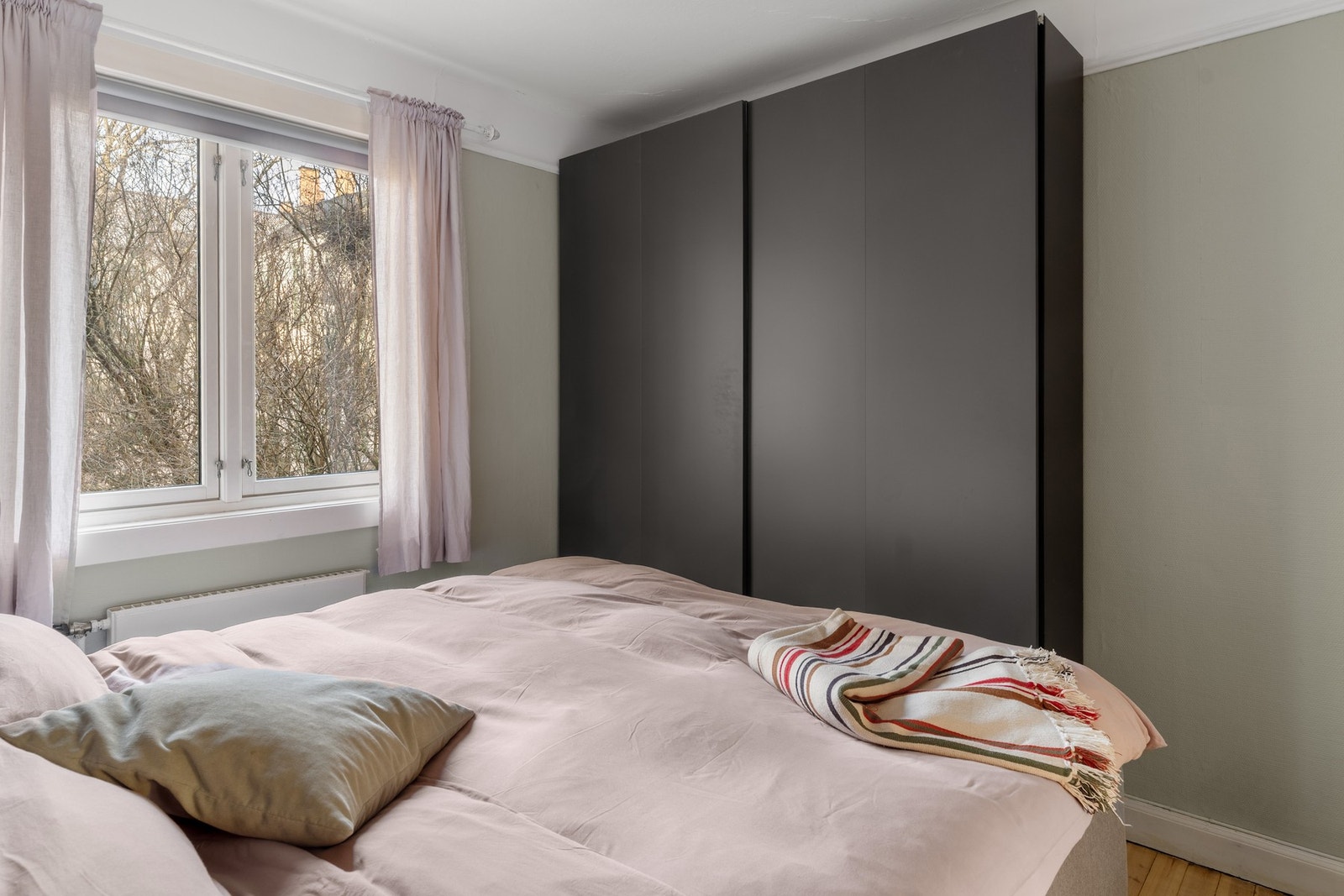 Rolig og privat beliggenhet med vindu vendt mot stille omgivelser. Galleribilde