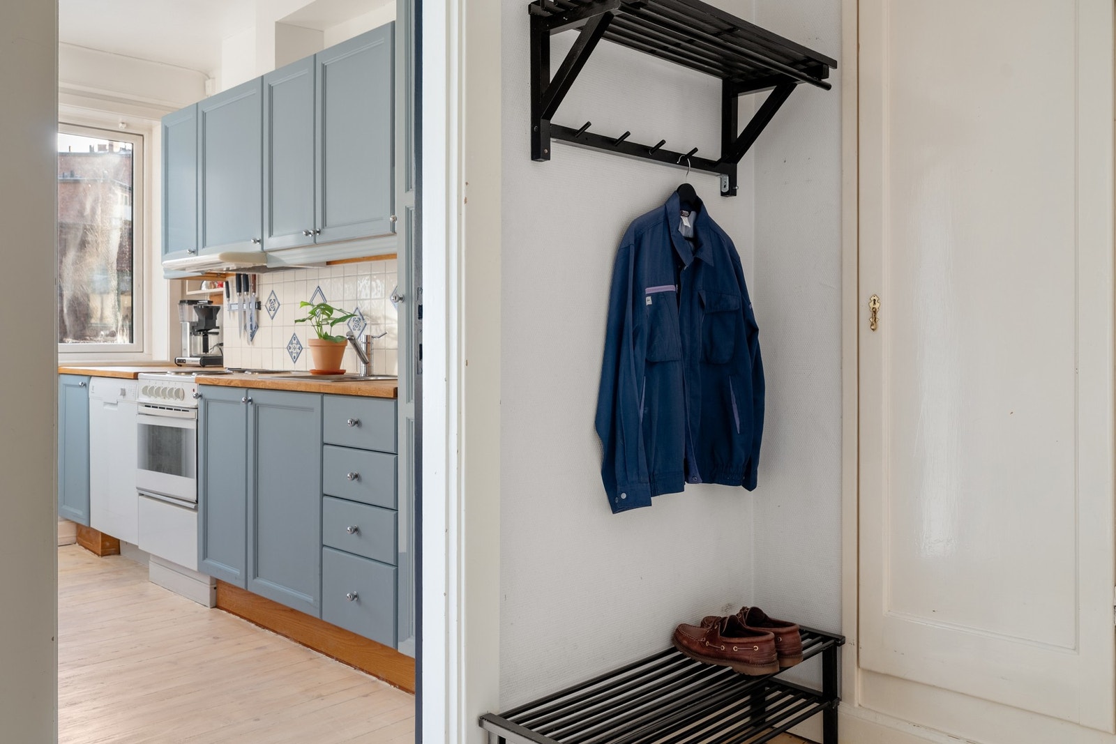 Separate kjøkkenløsning med egen dørautgang fra entré/stue-området Galleribilde