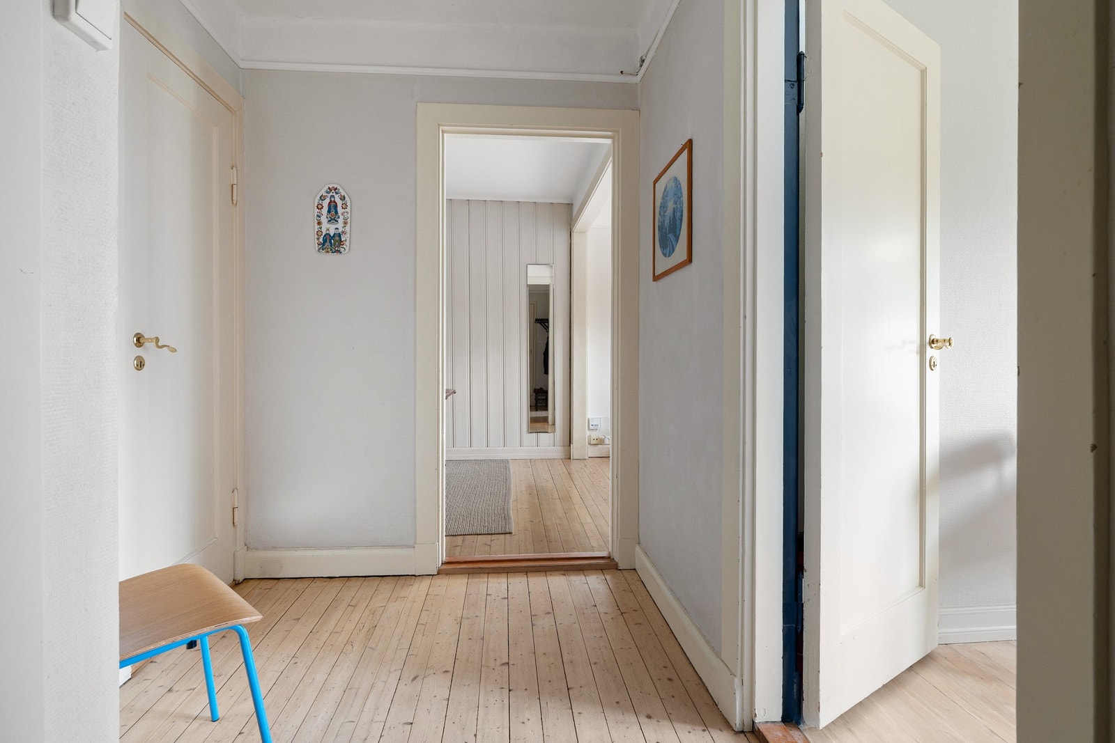 Lys og funksjonell entré med plass til yttertøy og sko. Integrert originalt skap gir god oppbevaringsplass ved inngangspartiet. Galleribilde