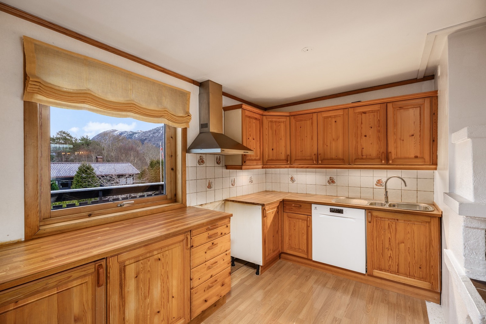 Kjøkkenet har vindu mot øst så her kommer morgensola. Galleribilde